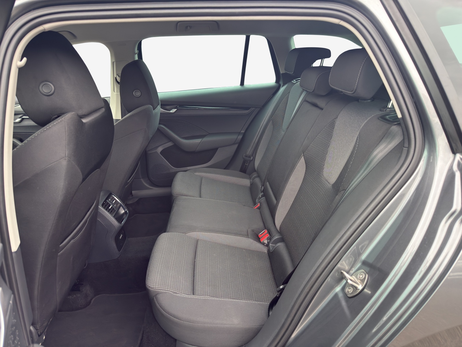 SKODA Octavia Combi 1.5 TSI mHEV DSG Dynamic-image-11
