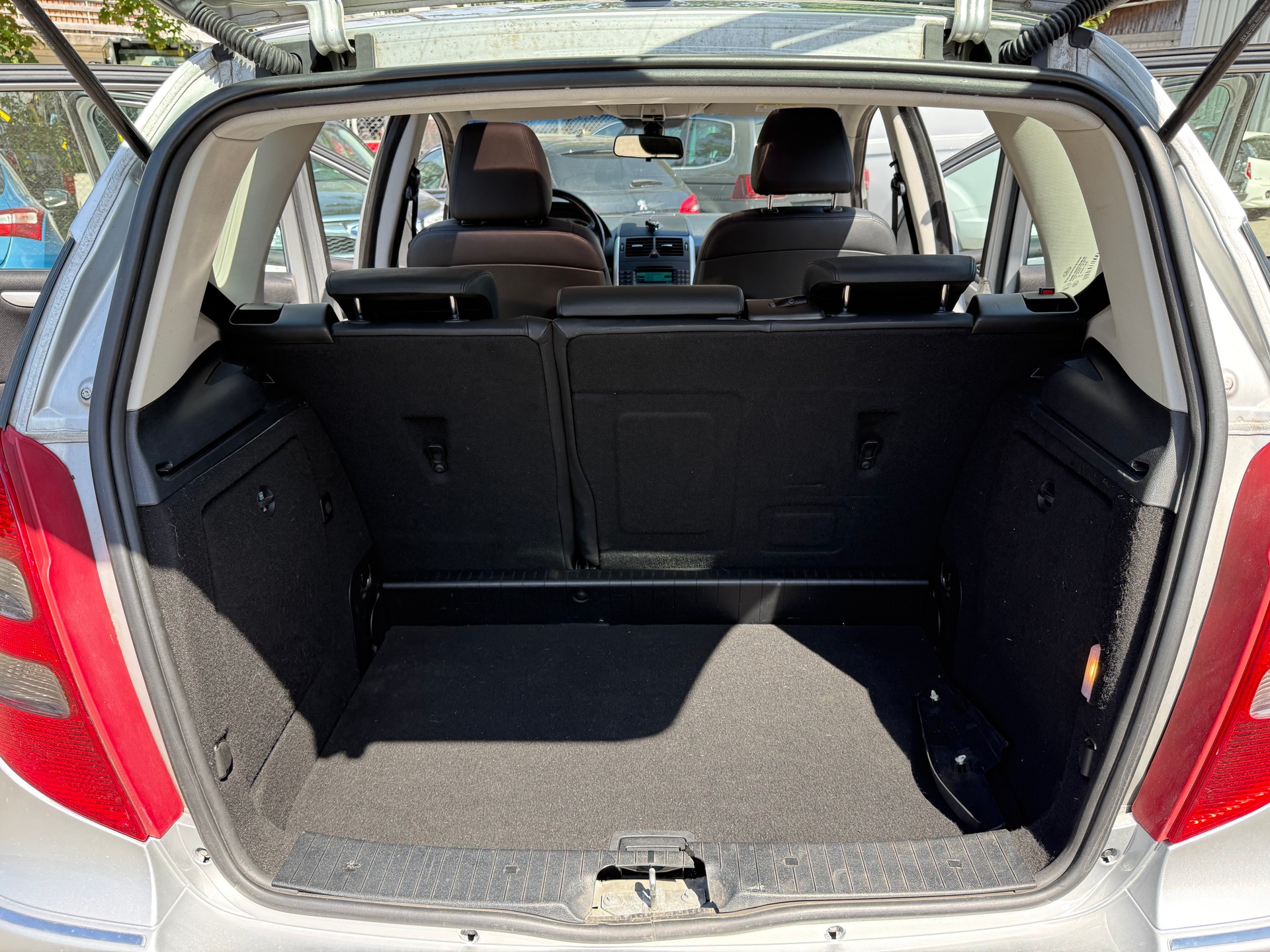 MERCEDES-BENZ A 200 T Avantgarde-image-12