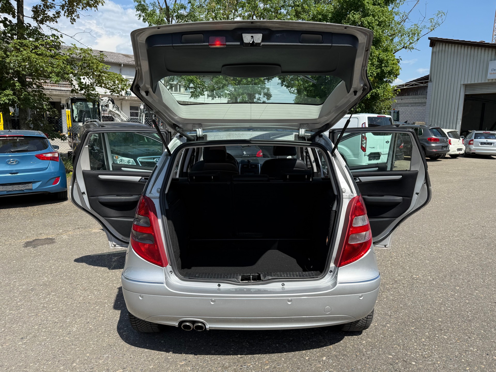 MERCEDES-BENZ A 200 T Avantgarde-image-11