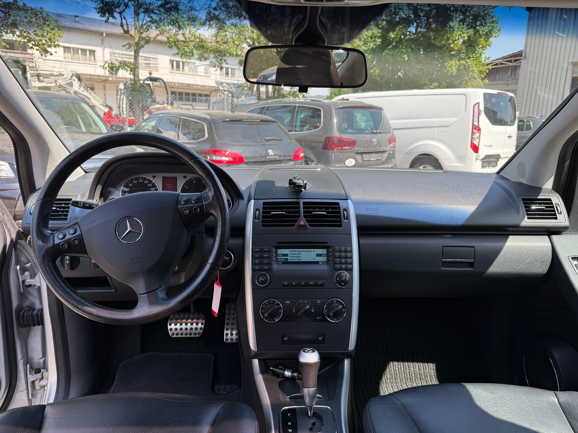 MERCEDES-BENZ A 200 T Avantgarde-image-9