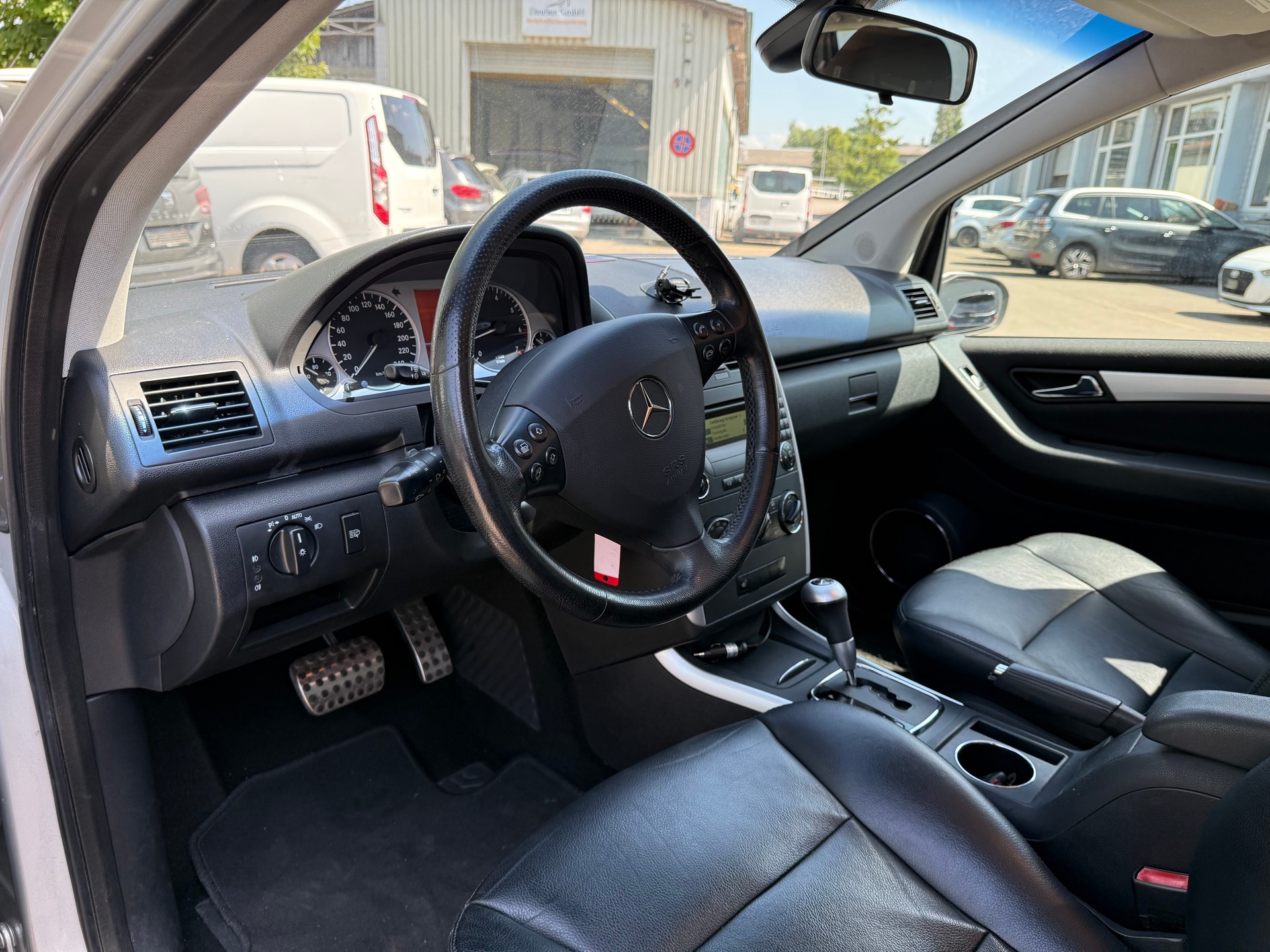 MERCEDES-BENZ A 200 T Avantgarde-image-7