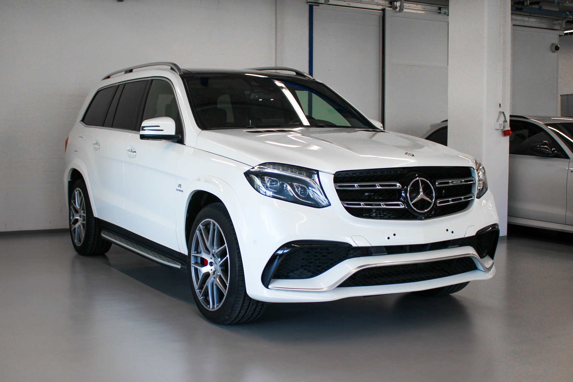 MERCEDES-BENZ GLS 63 AMG 4Matic Speedshift Plus 7G-Tronic-showroom-element-2