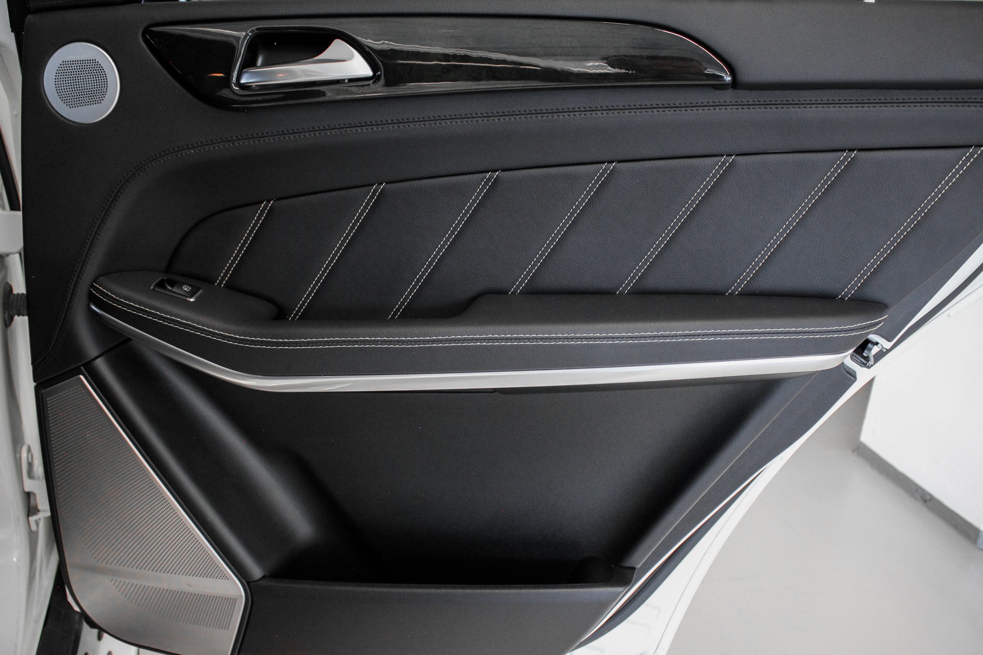 MERCEDES-BENZ GLS 63 AMG 4Matic Speedshift Plus 7G-Tronic-image-24