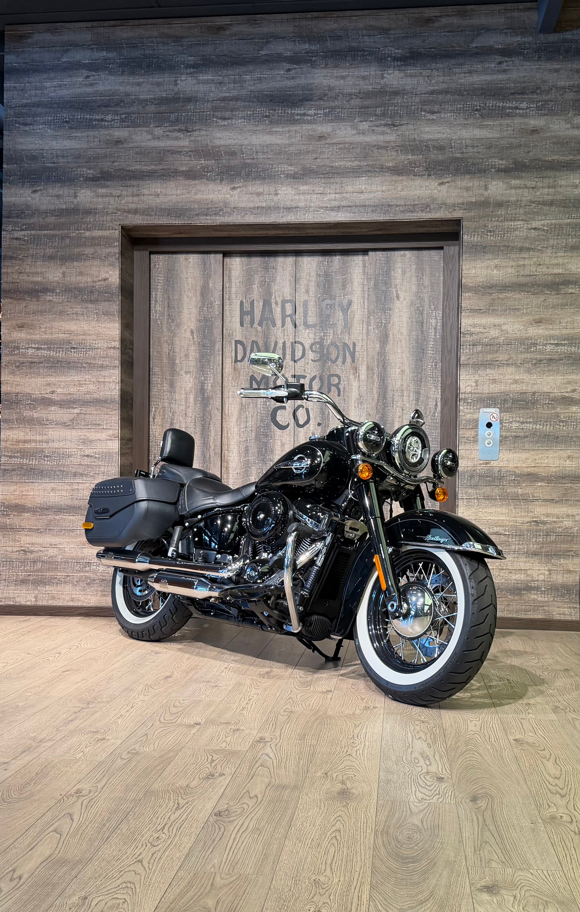 HARLEY-DAVIDSON FLHC Heritage Classic-showroom-element-1
