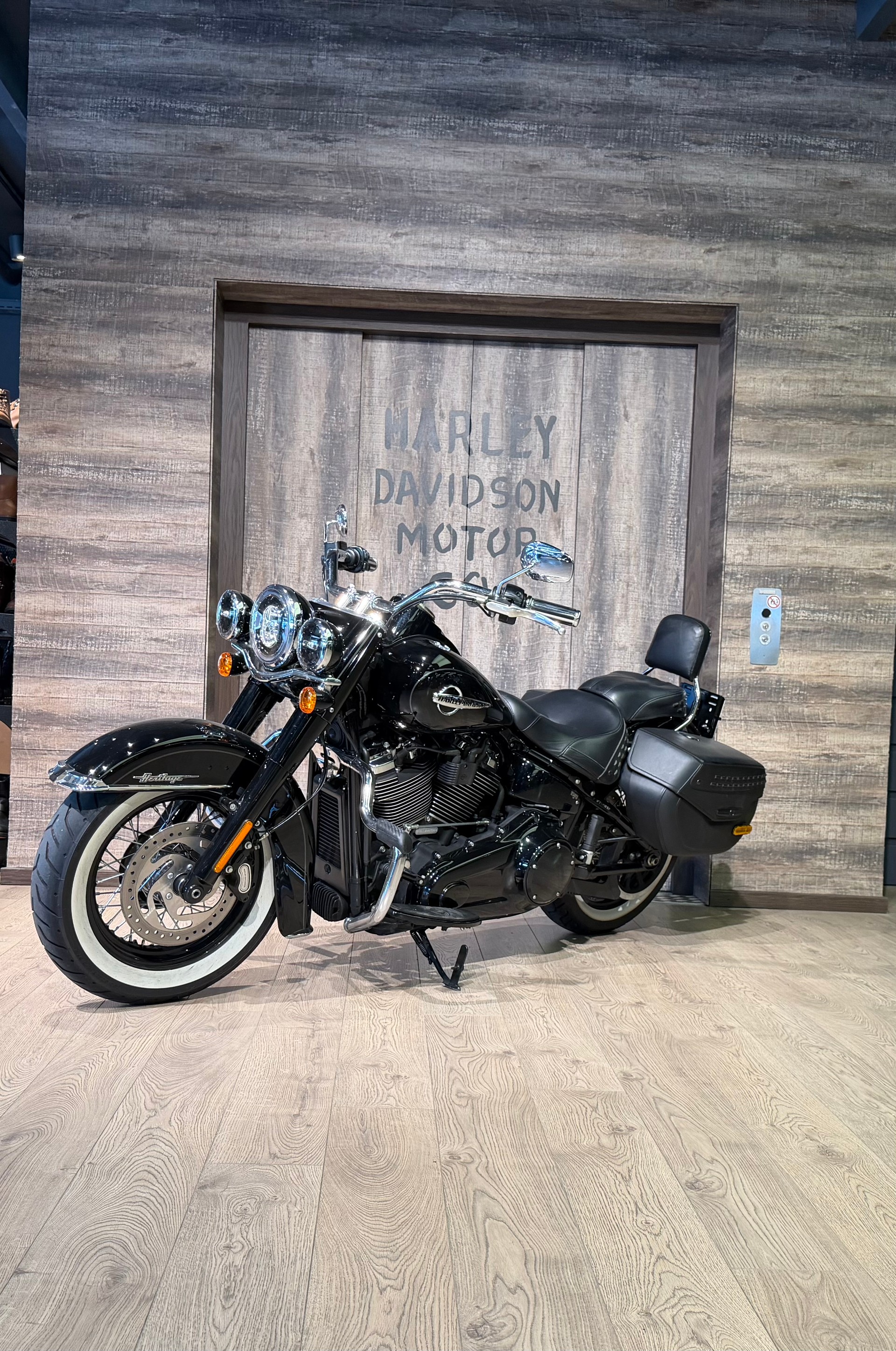 HARLEY-DAVIDSON FLHC Heritage Classic-showroom-element-2
