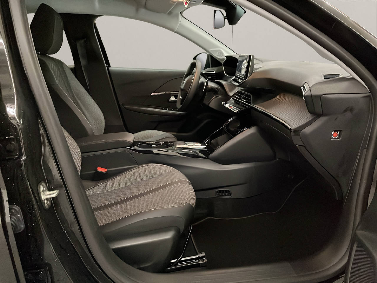 PEUGEOT 208 1.2 Hybrid Allure Premium-image-9