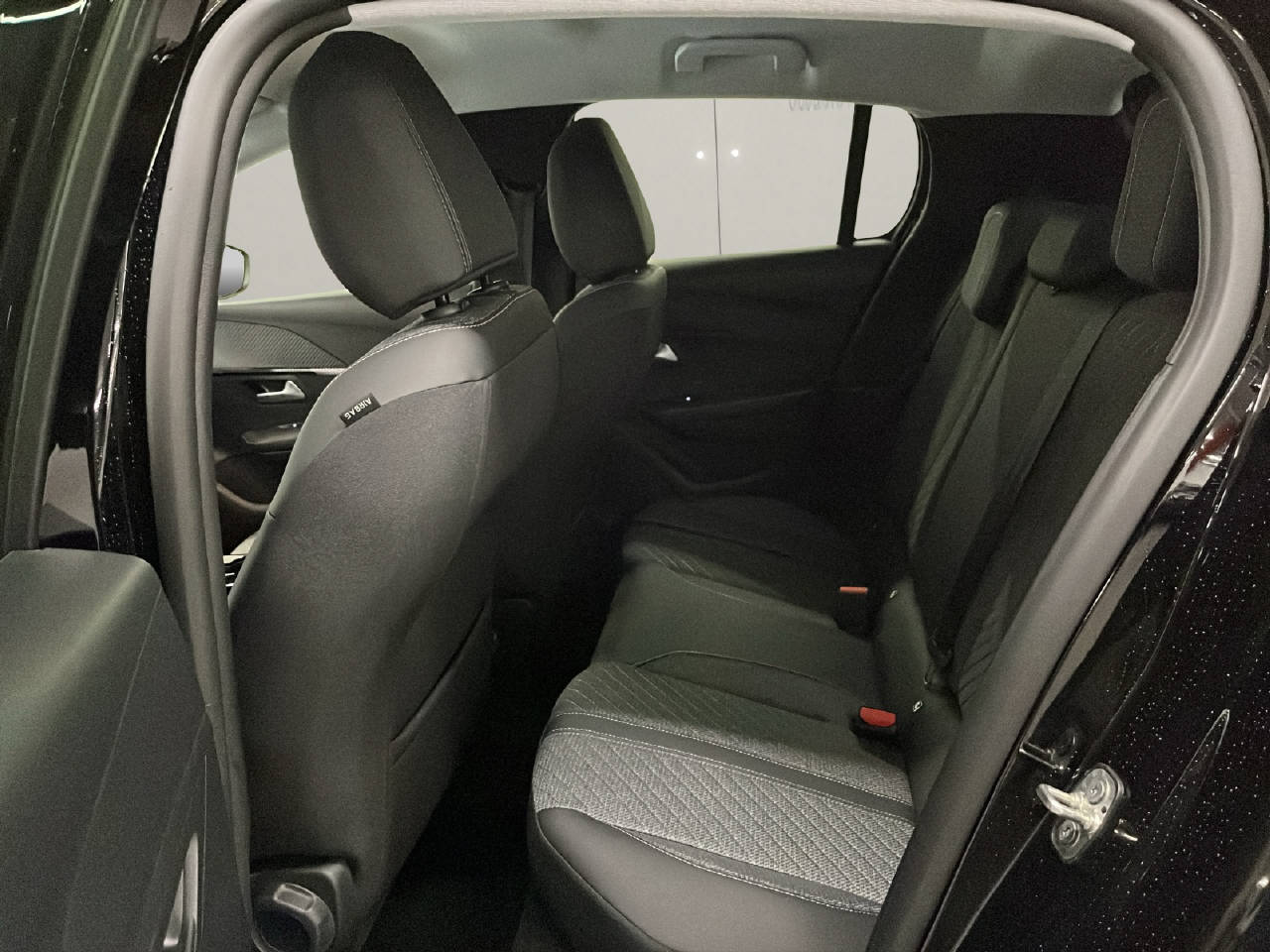 PEUGEOT 208 1.2 Hybrid Allure Premium-image-10