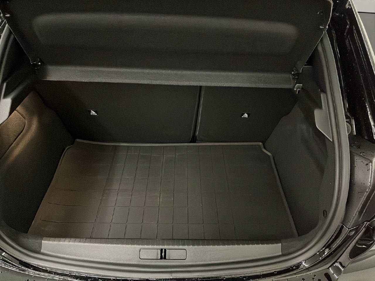 PEUGEOT 208 1.2 Hybrid Allure Premium-image-11