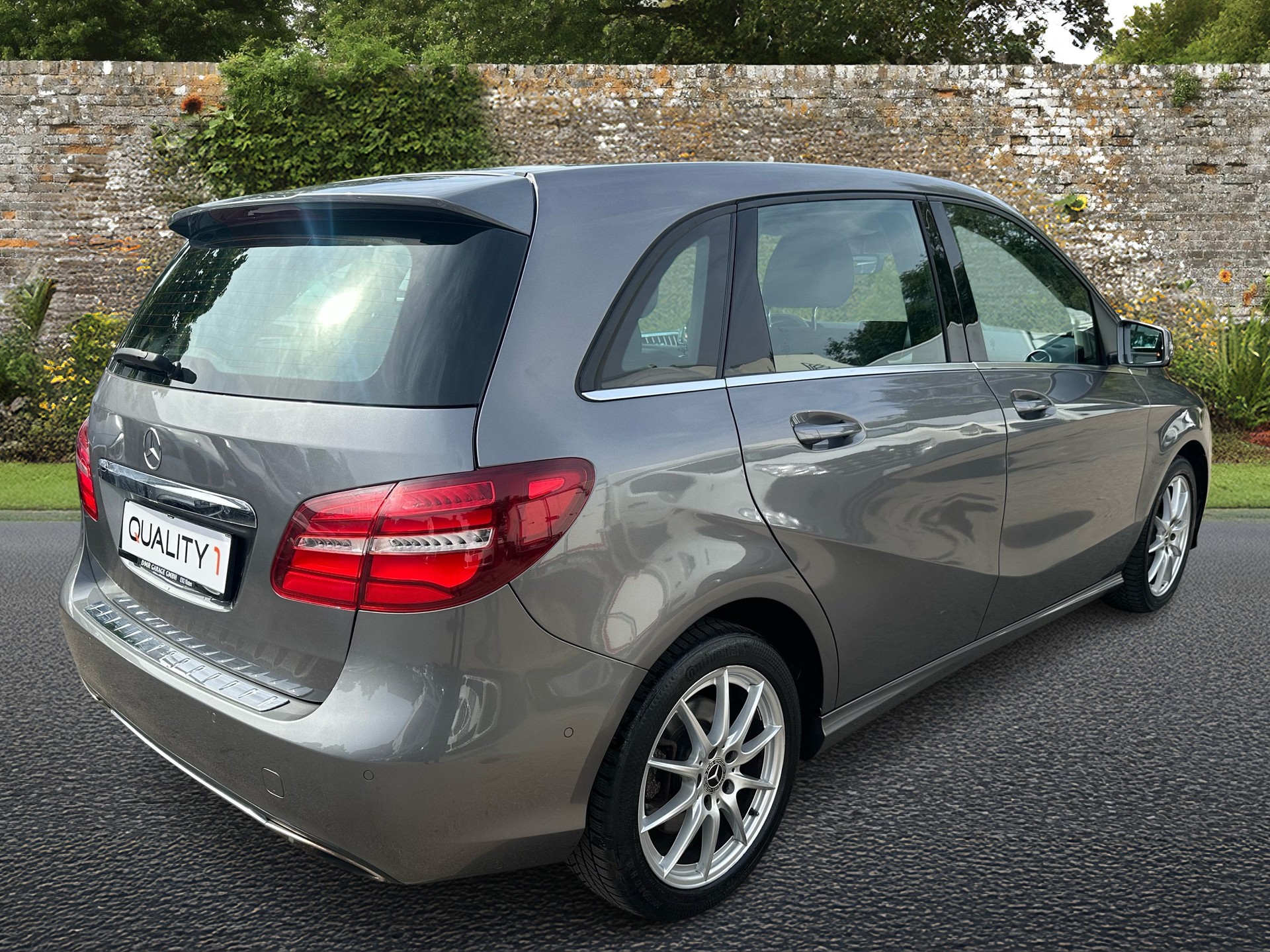 MERCEDES-BENZ B 220 AMG Line 4Matic 7G-DCT-image-4