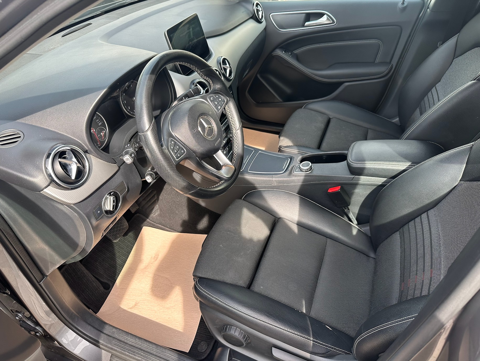 MERCEDES-BENZ B 220 AMG Line 4Matic 7G-DCT-image-11