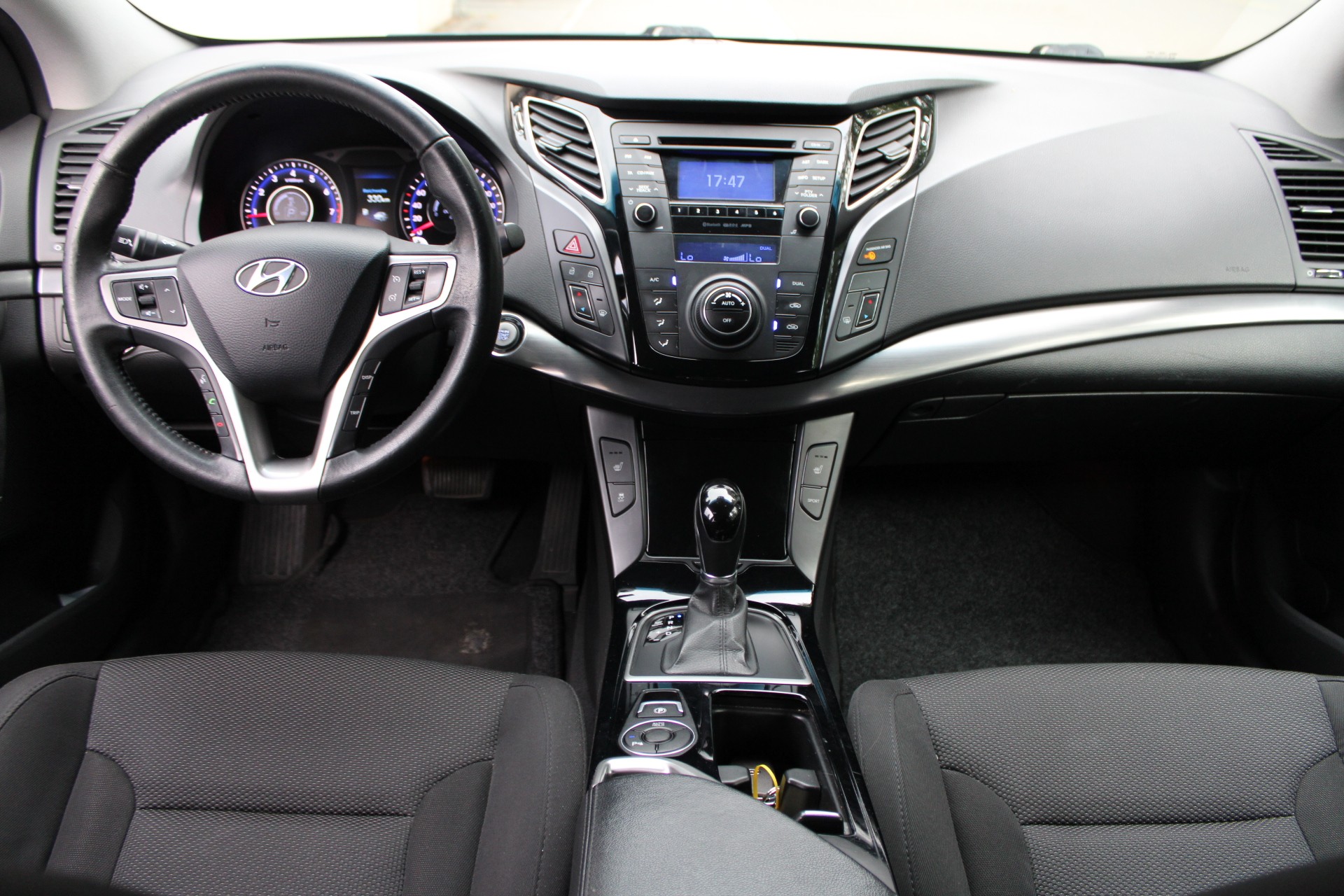 HYUNDAI i40 Wagon 2.0 GDi Style Automatic-image-8