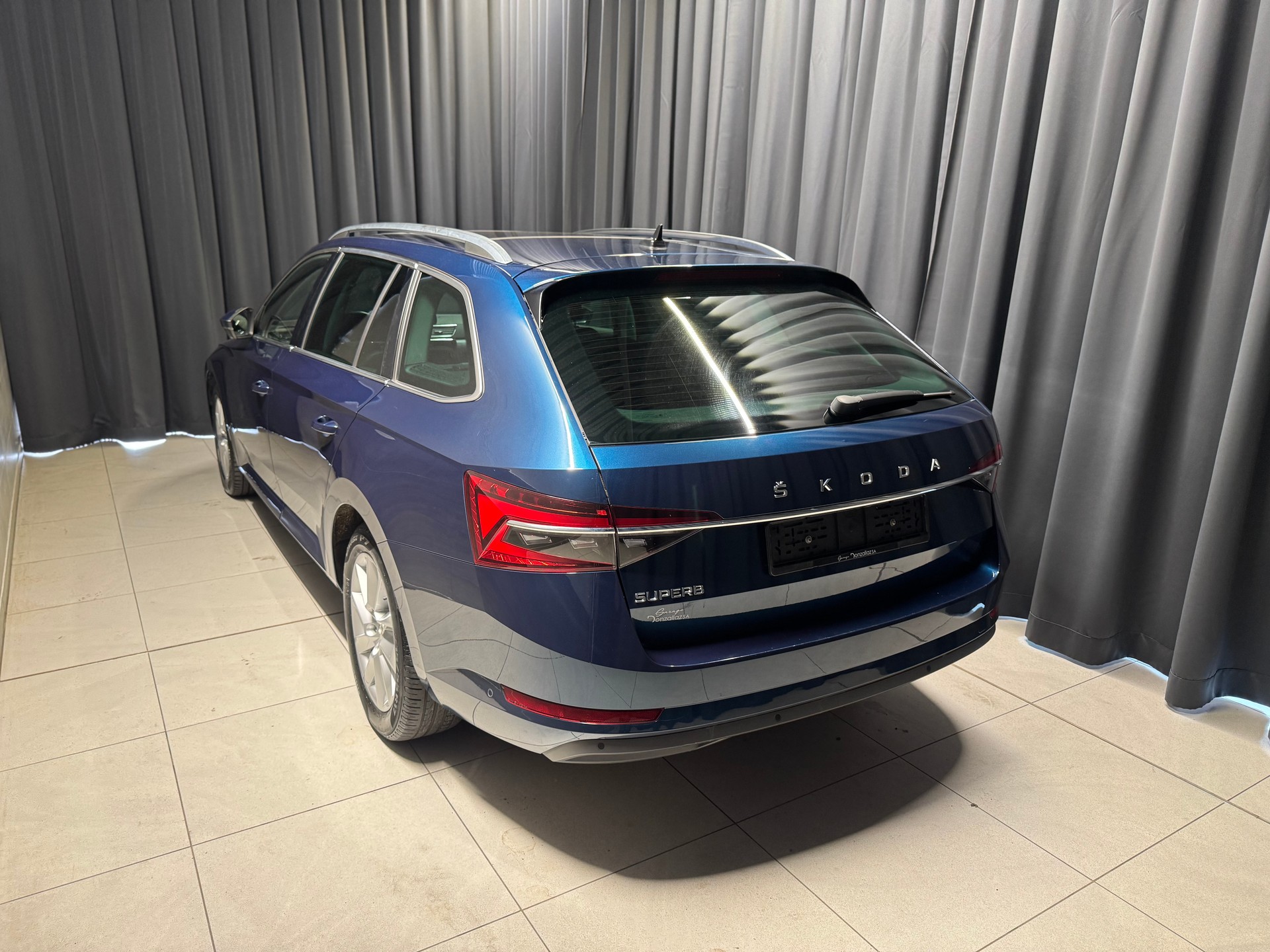 SKODA Superb Combi 2.0 TSI Style DSG (13)-showroom-element-3