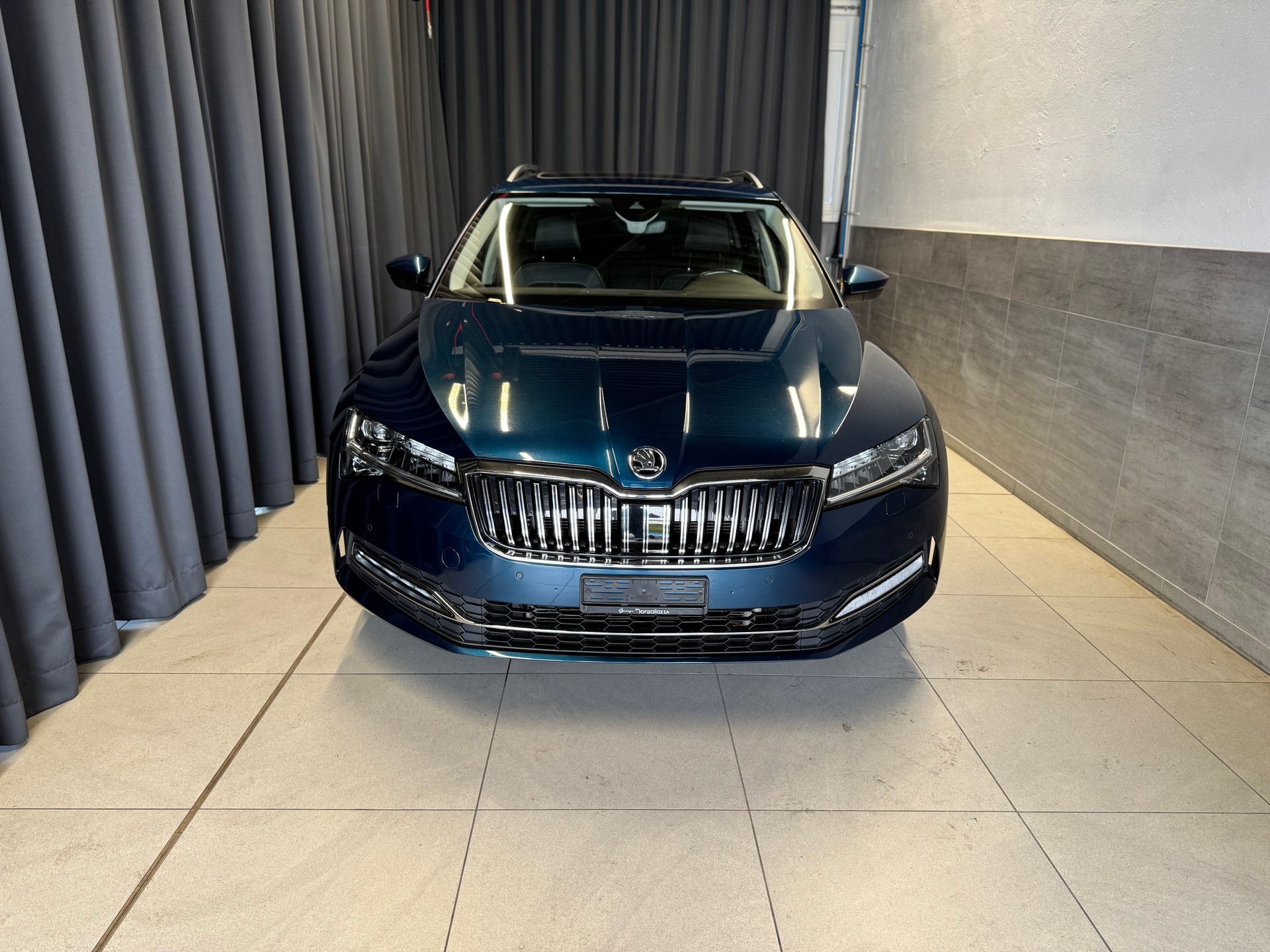 SKODA Superb Combi 2.0 TSI Style DSG (13)-showroom-element-1