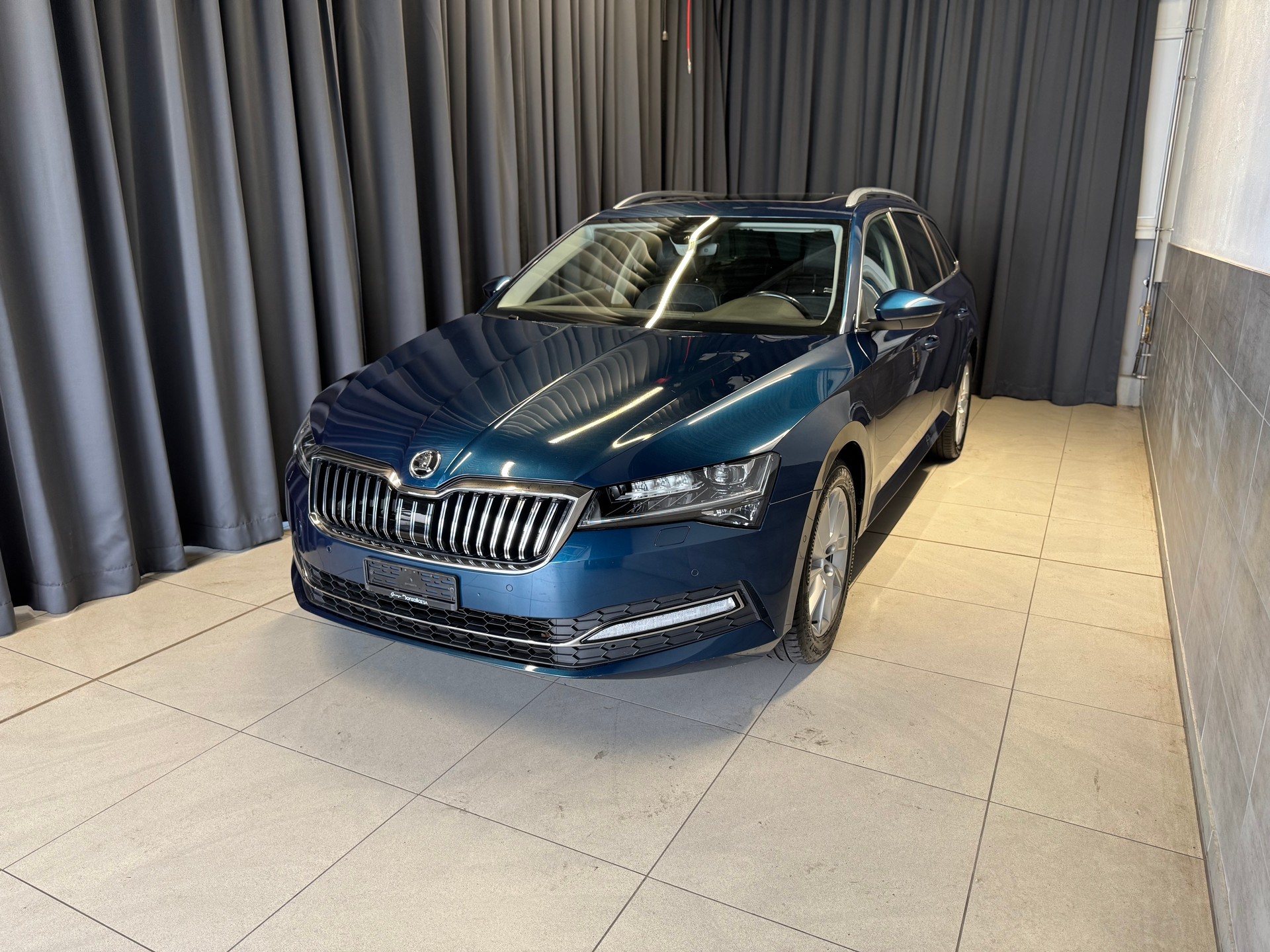 SKODA Superb Combi 2.0 TSI Style DSG (13)-showroom-element-2