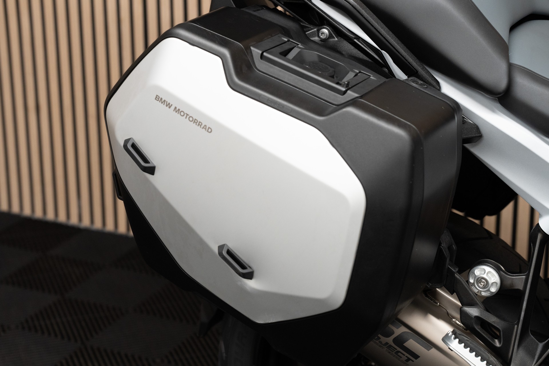 BMW R 1300 GS mit SC Project Endschalldämpfer-image-4