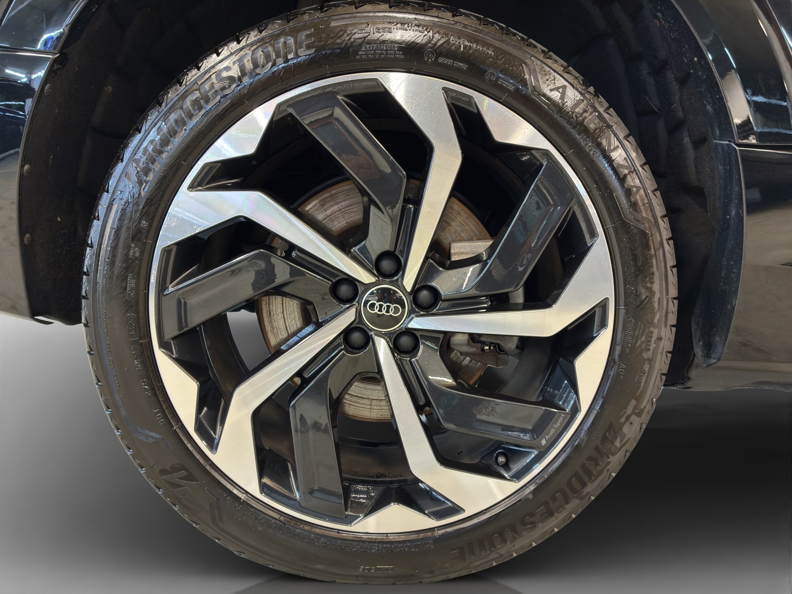 AUDI Q8 55 e-tron S line quattro-image-14