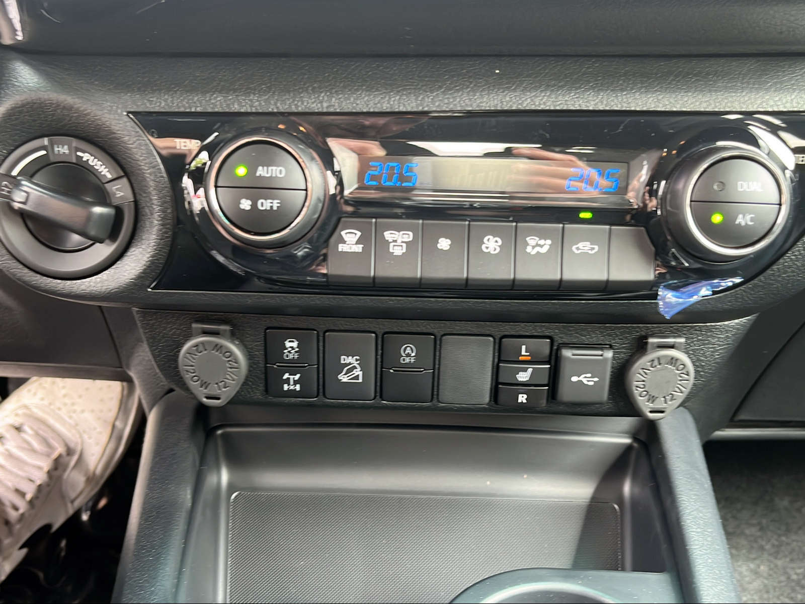 TOYOTA Hilux 2.8d MHEV Style Double Cab 4x4-image-14