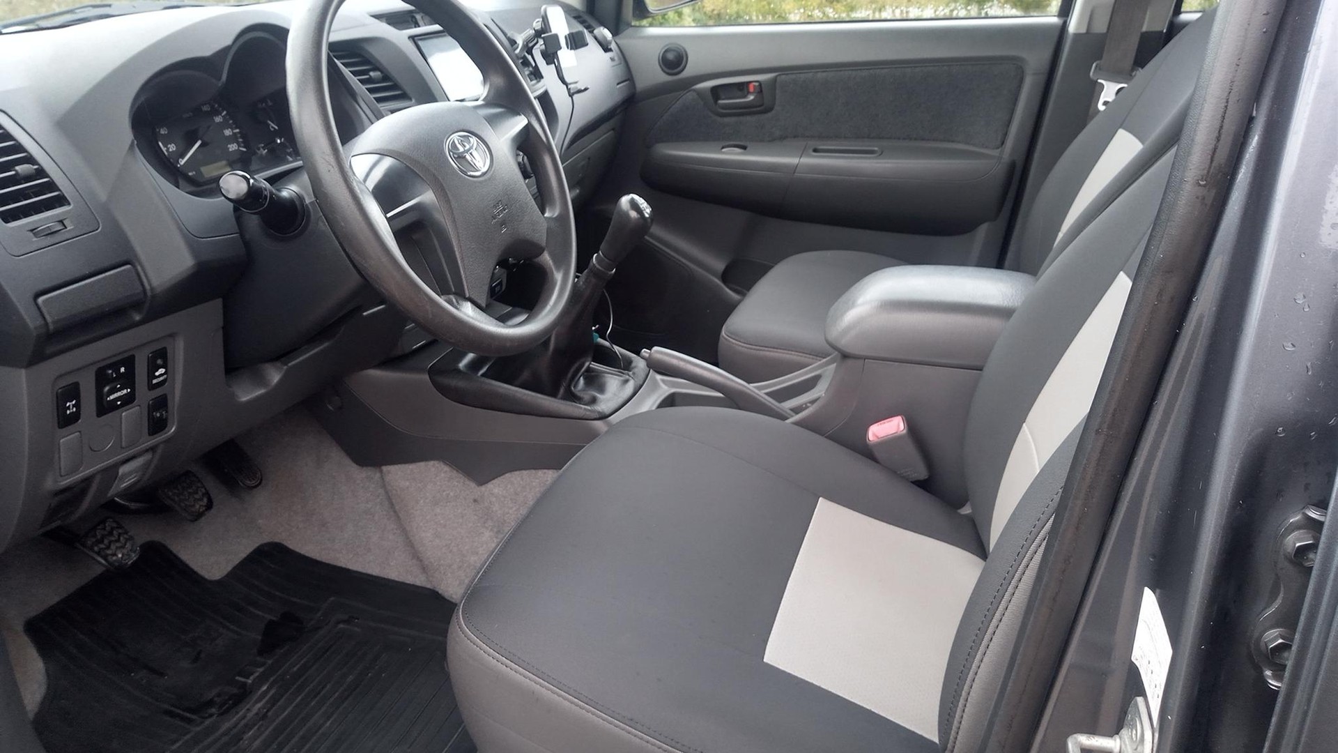 TOYOTA Hilux 2.5D 4WD Double Cab Luna-image-6