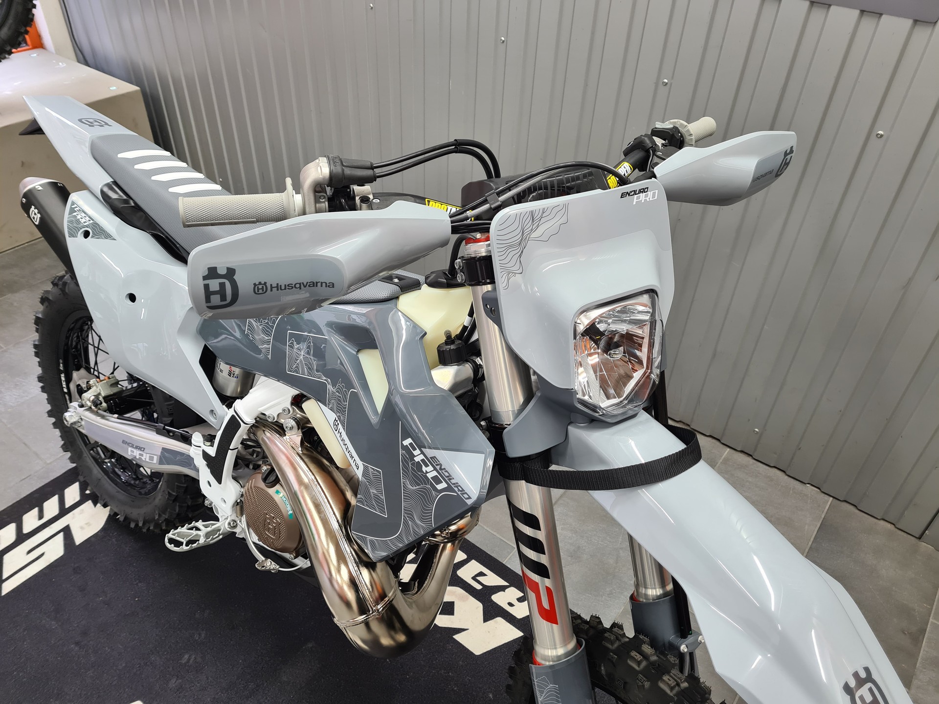HUSQVARNA TE 300 PRO-image-2