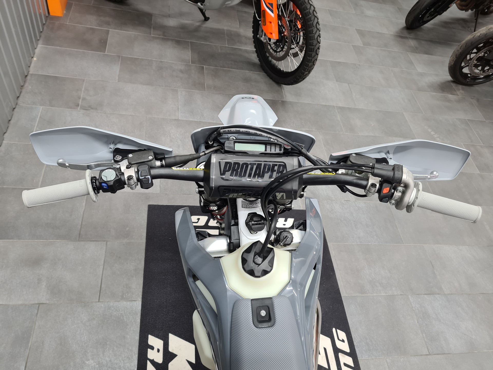 HUSQVARNA TE 300 PRO-image-4