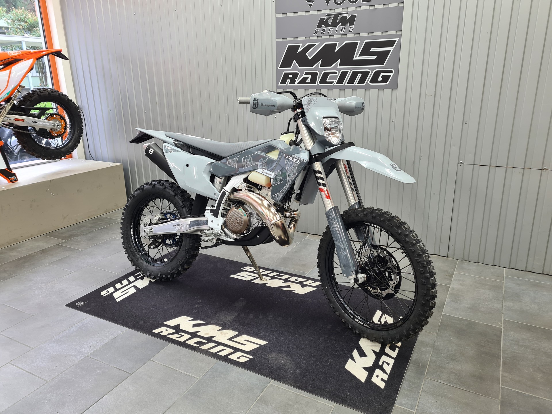 HUSQVARNA TE 300 PRO-image-1
