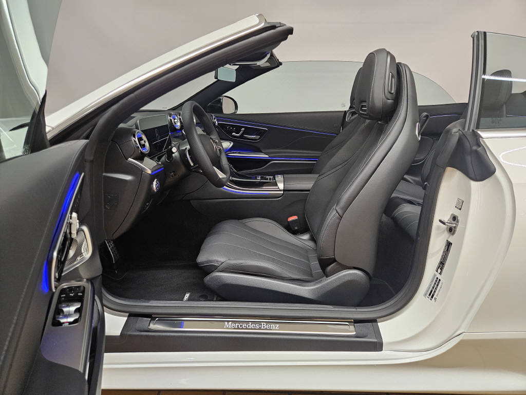 MERCEDES-BENZ CLE 300 4Matic AMG Line Cabriolet-image-9