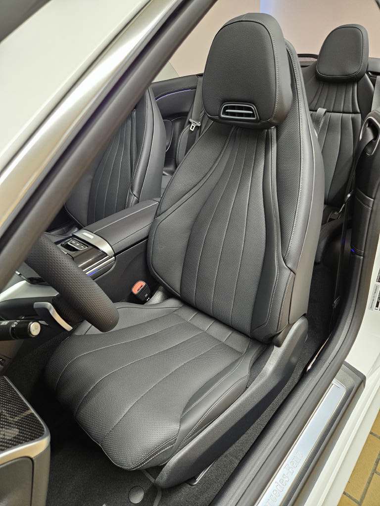 MERCEDES-BENZ CLE 300 4Matic AMG Line Cabriolet-image-8