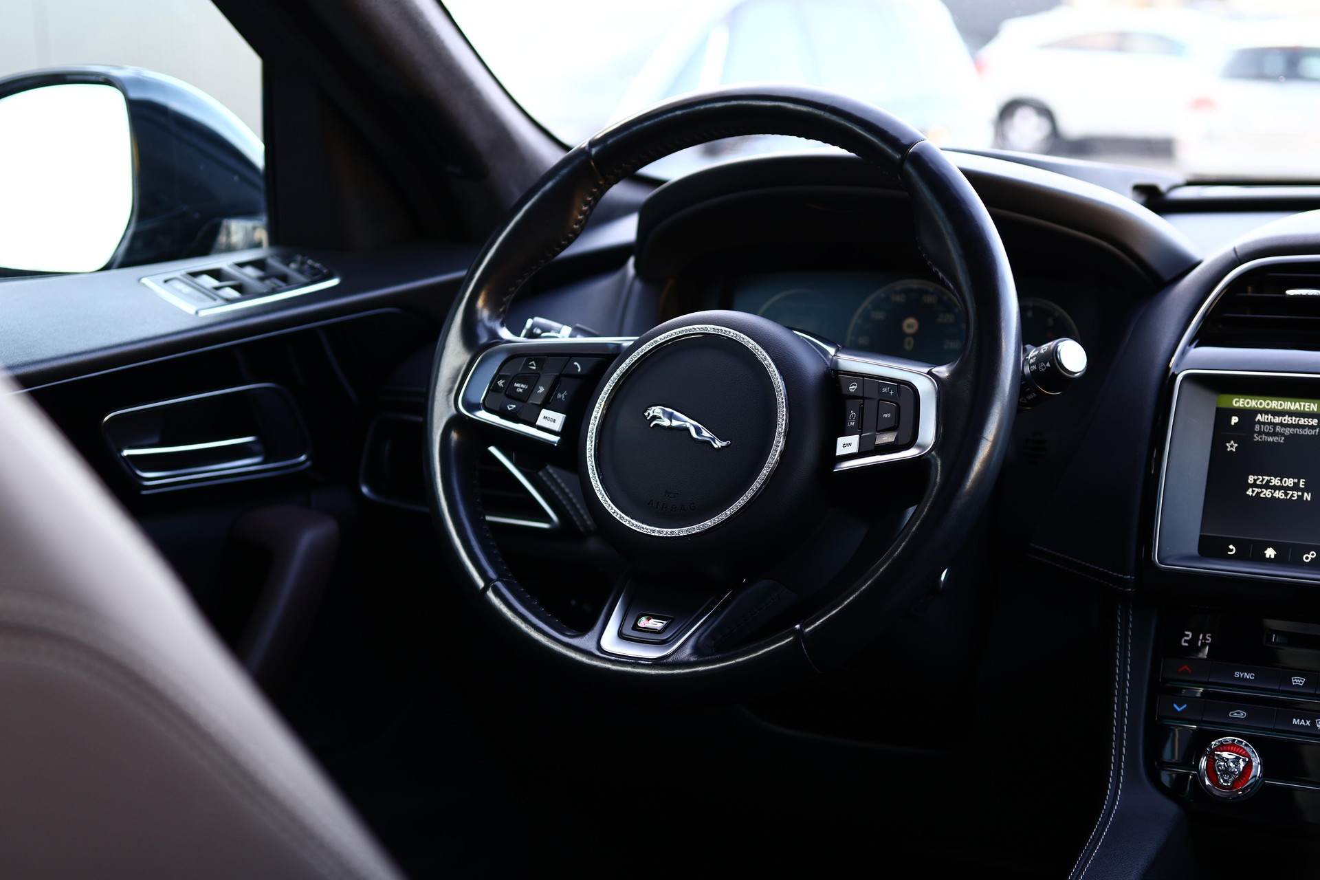 JAGUAR F-Pace 3.0 V6 S/C S AWD-image-21