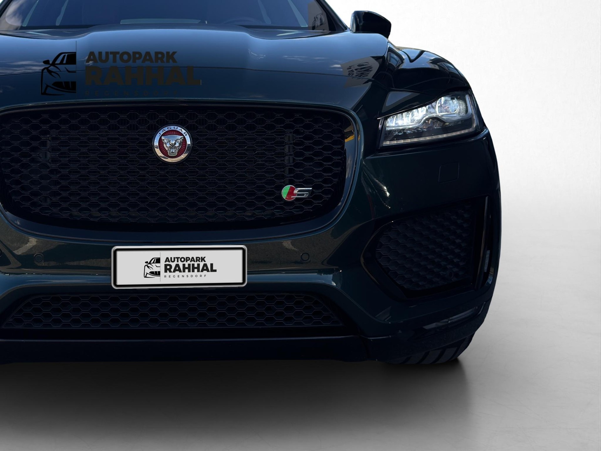 JAGUAR F-Pace 3.0 V6 S/C S AWD-image-11