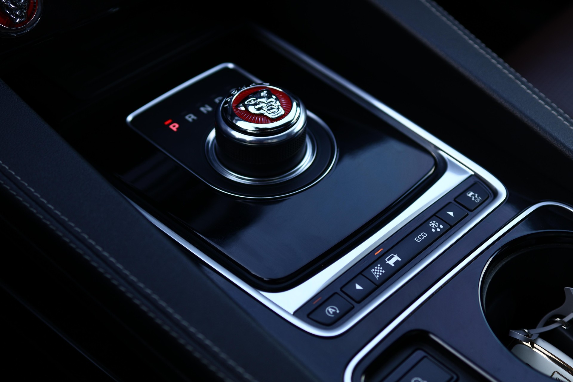 JAGUAR F-Pace 3.0 V6 S/C S AWD-image-26