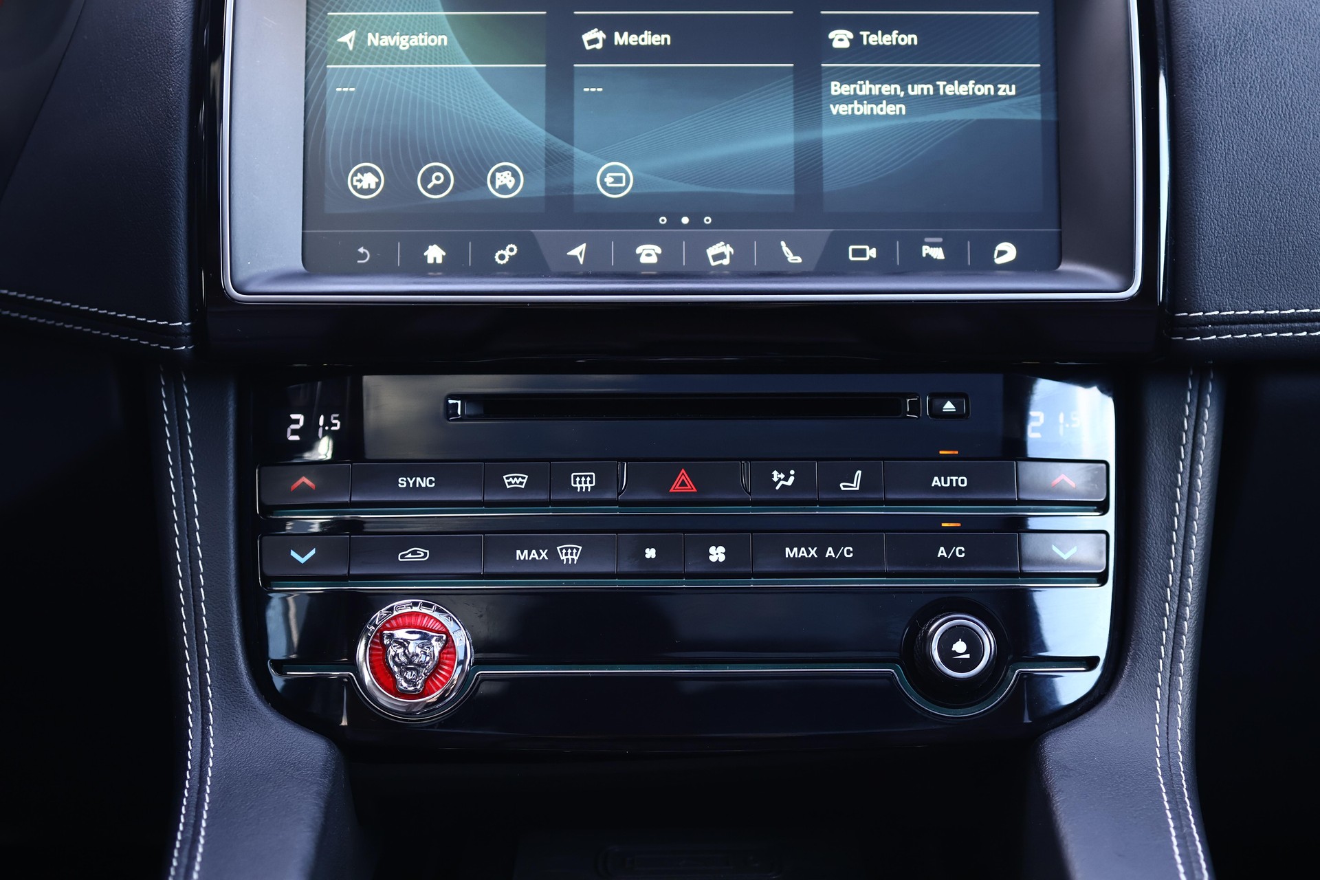 JAGUAR F-Pace 3.0 V6 S/C S AWD-image-18