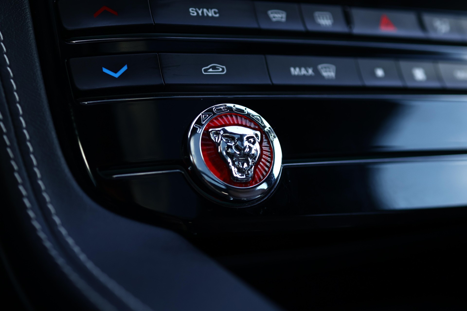 JAGUAR F-Pace 3.0 V6 S/C S AWD-image-25