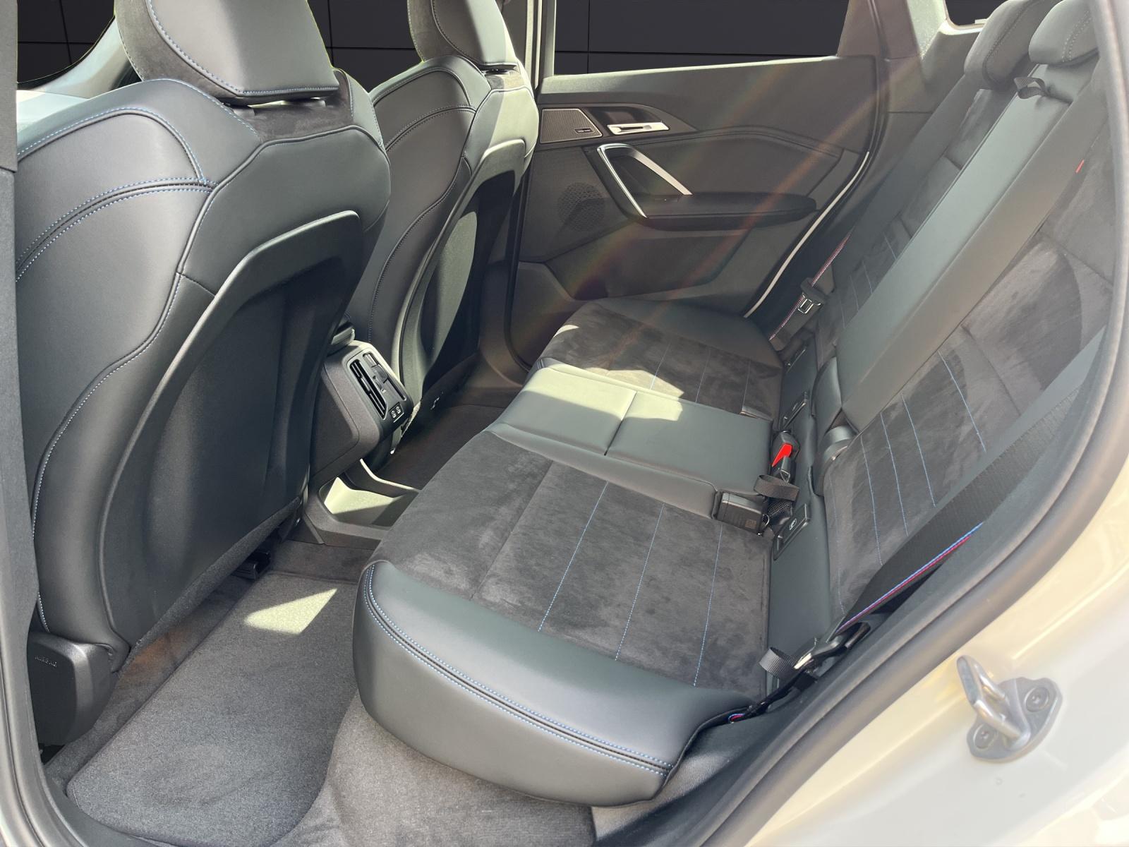 BMW iX1 30 xDrive-image-13