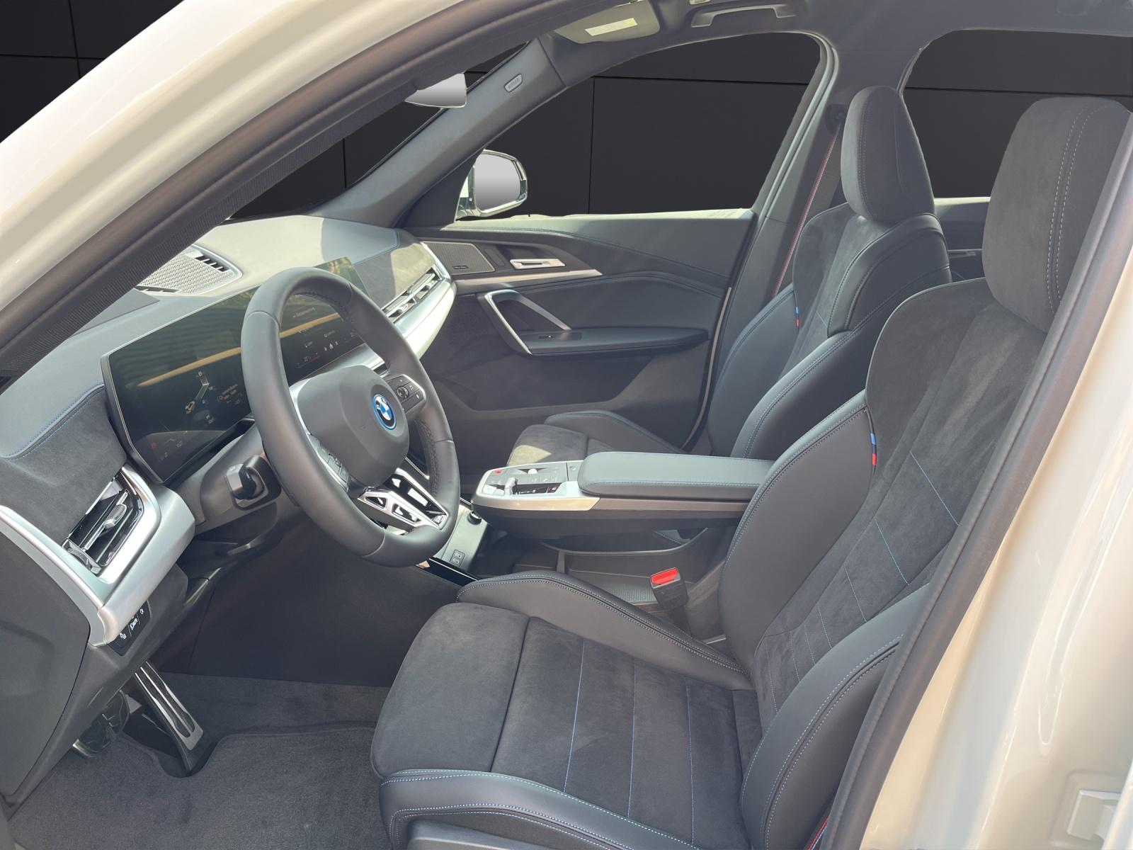 BMW iX1 30 xDrive-image-1