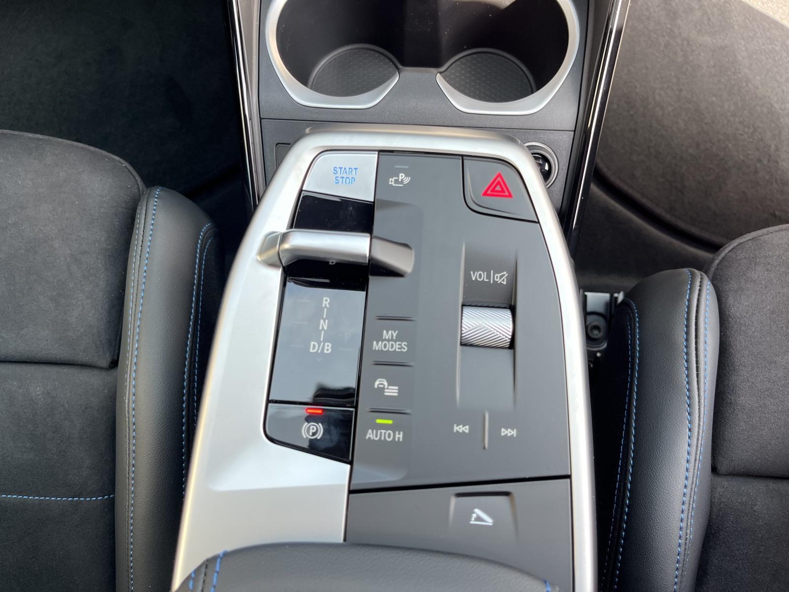 BMW iX1 30 xDrive-image-20