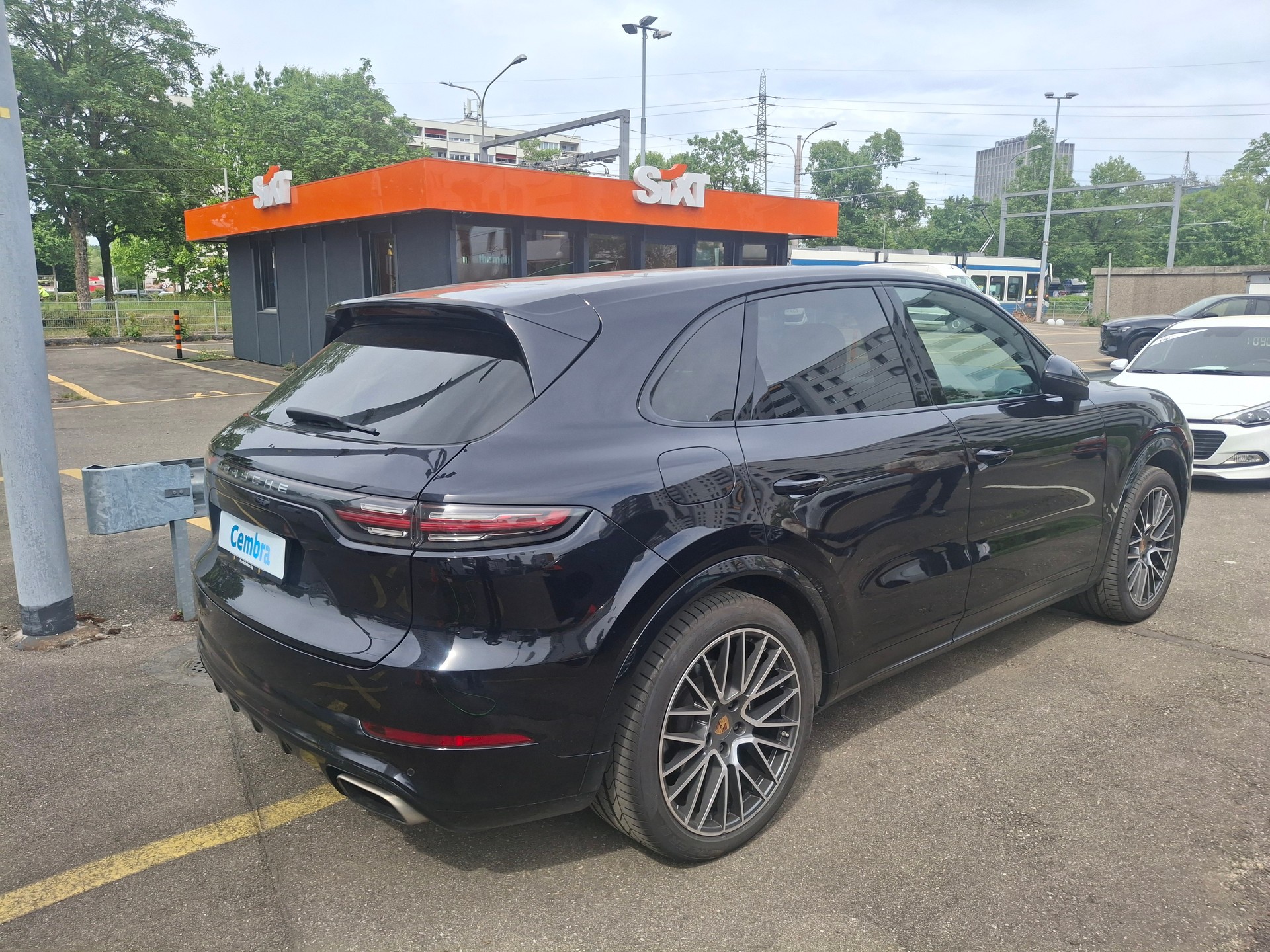 PORSCHE Cayenne-showroom-element-2
