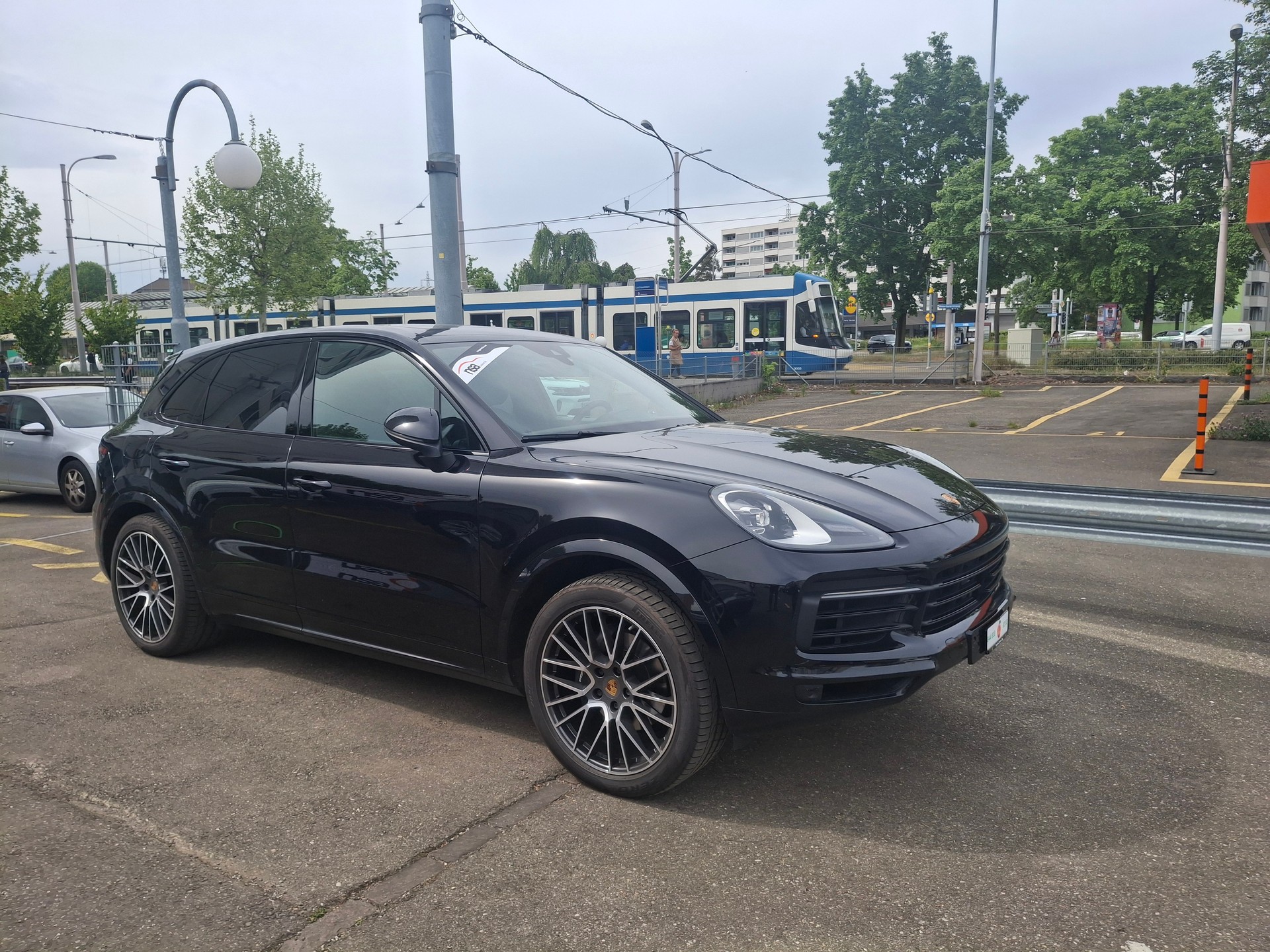 PORSCHE Cayenne-showroom-element-1