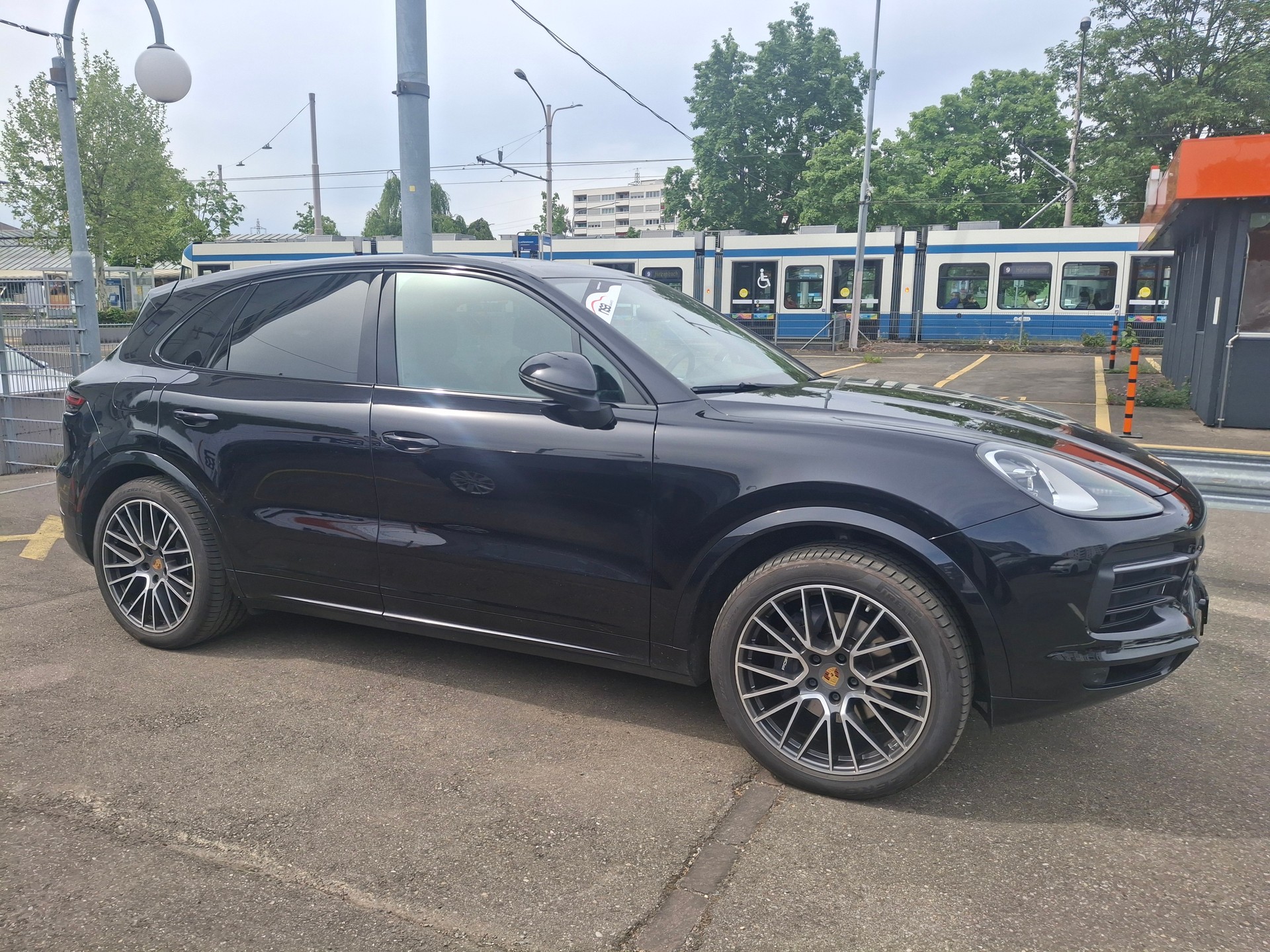 PORSCHE Cayenne-showroom-element-3