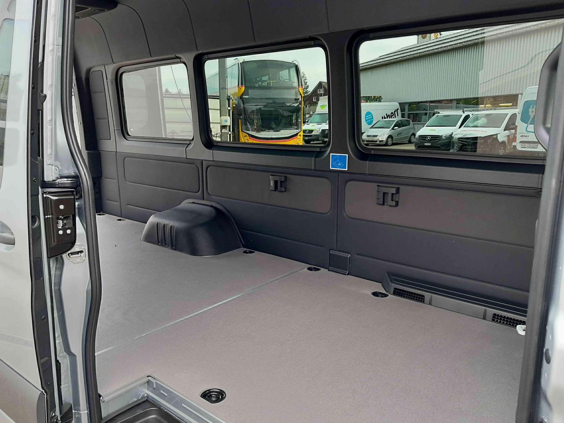 MERCEDES-BENZ Sprinter 519 CDI PRO KA eL 4x2-image-16