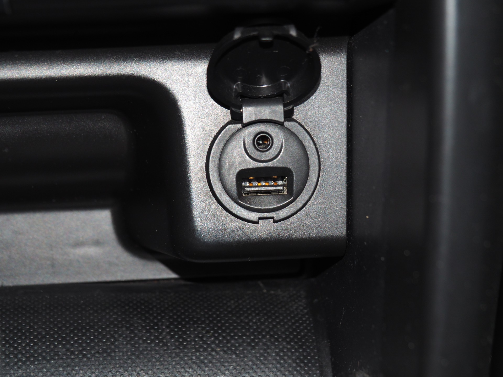 PEUGEOT 207 1.4 16V Sport-image-12