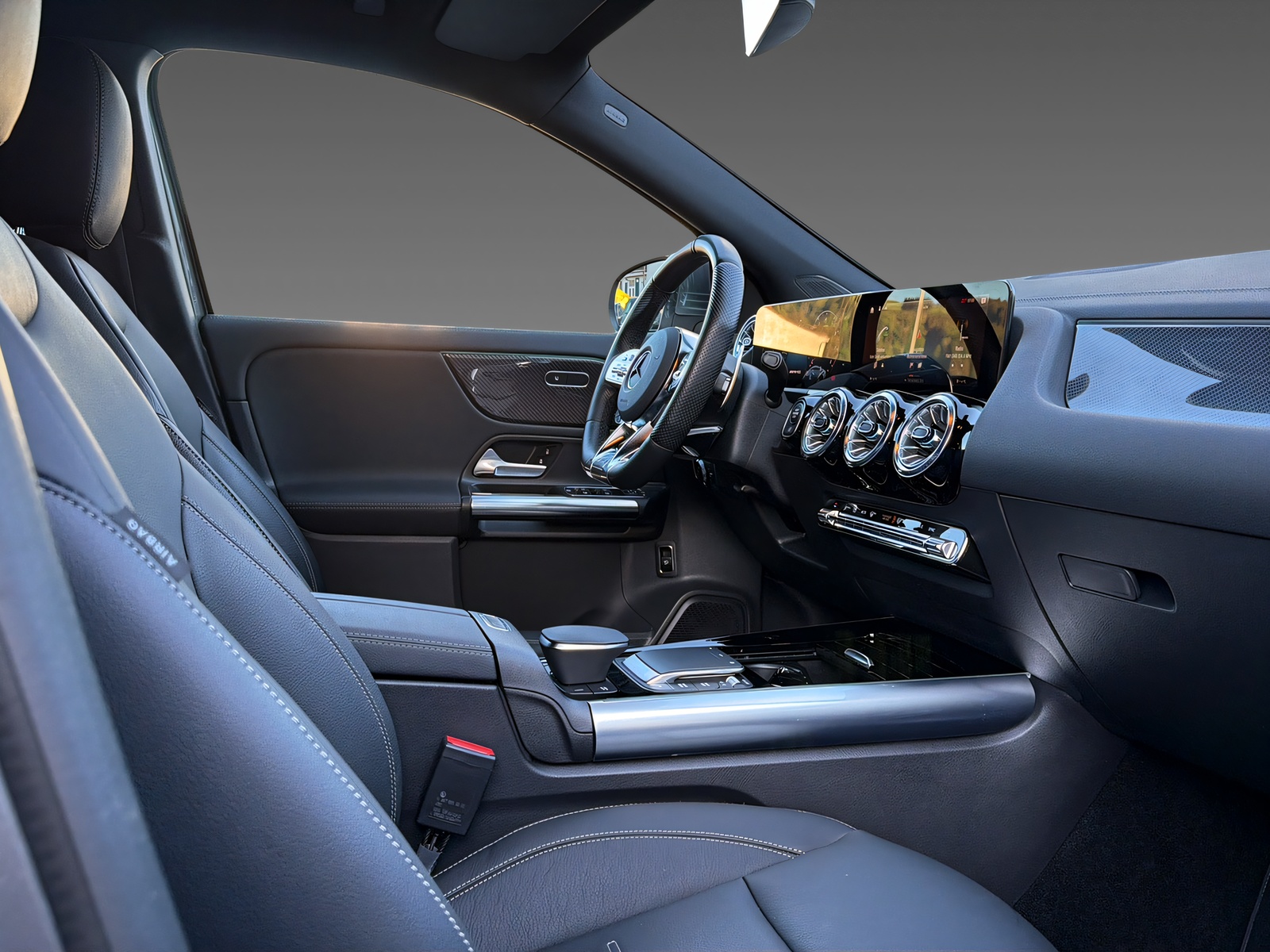 MERCEDES-BENZ GLA 45 4Matic-image-13
