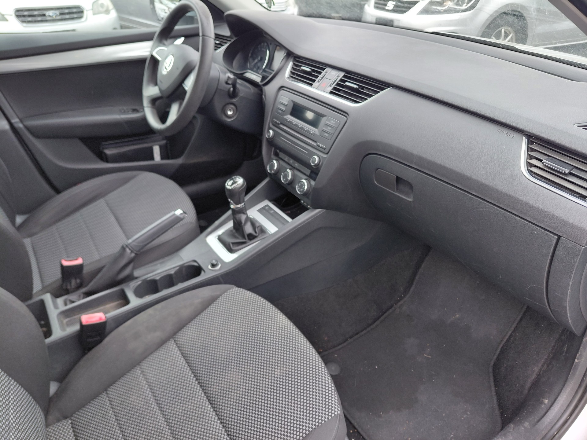 SKODA Octavia Combi 1.6 TDI Elegance 4x4-image-12