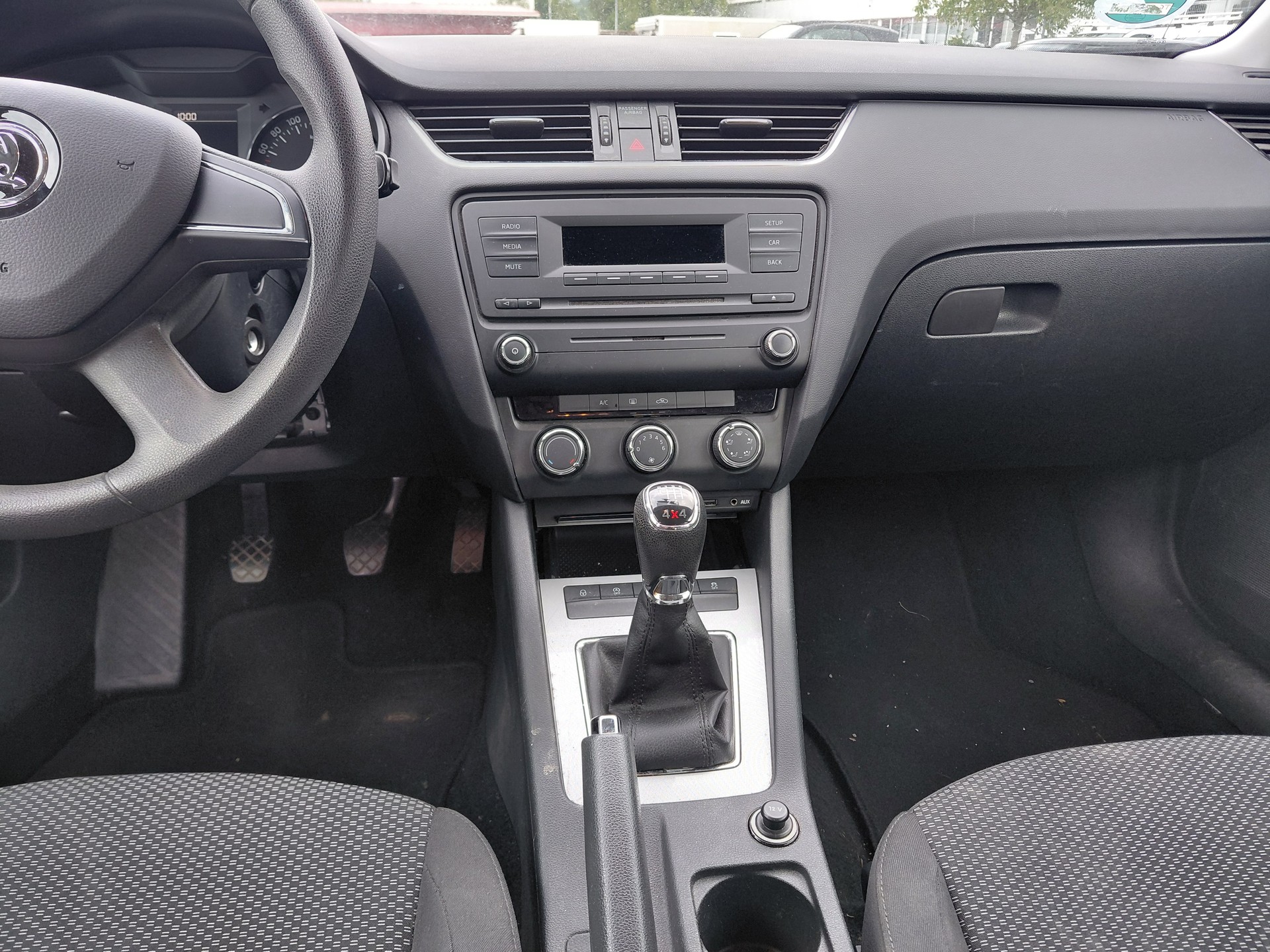 SKODA Octavia Combi 1.6 TDI Elegance 4x4-image-8