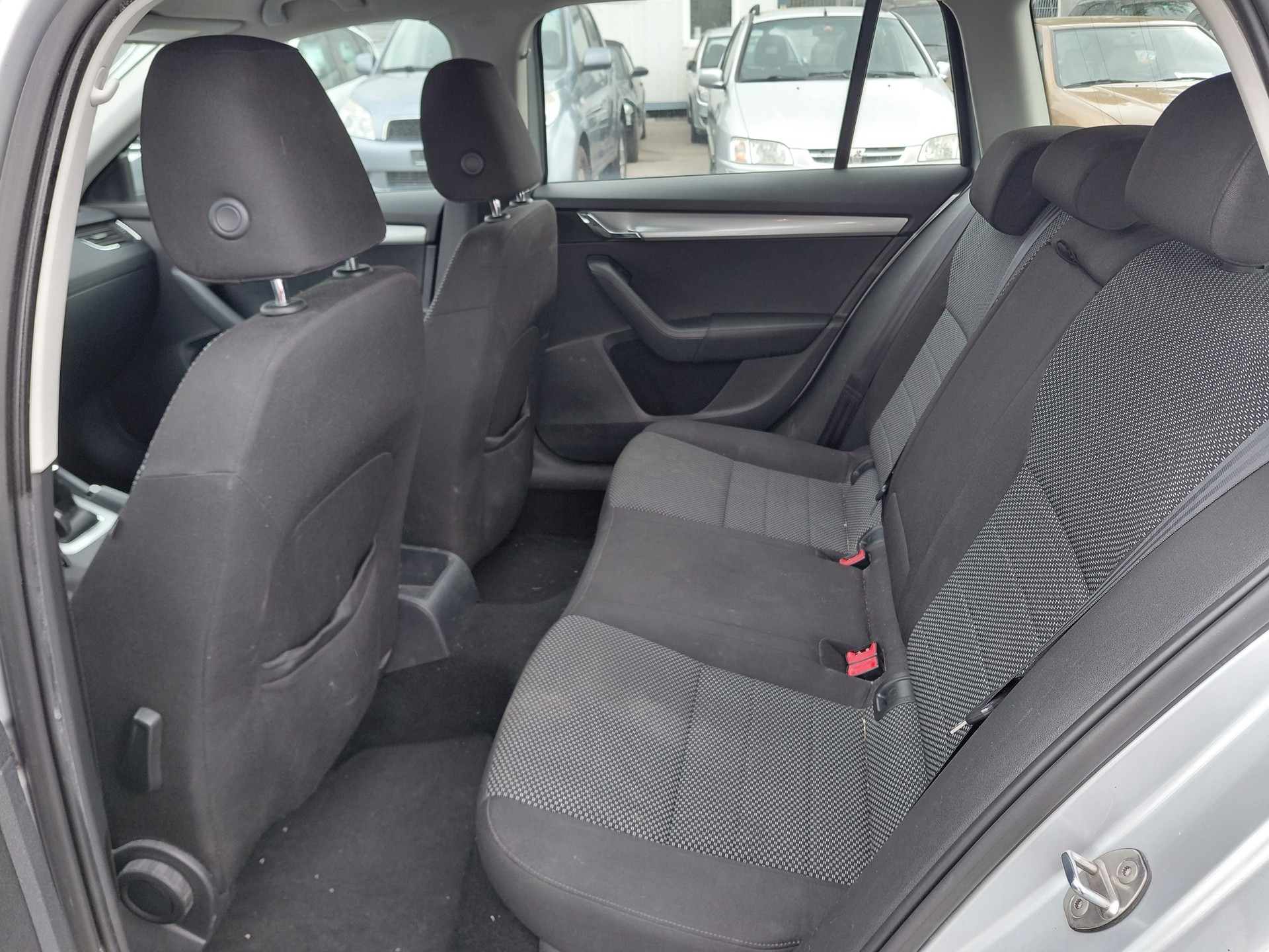 SKODA Octavia Combi 1.6 TDI Elegance 4x4-image-9