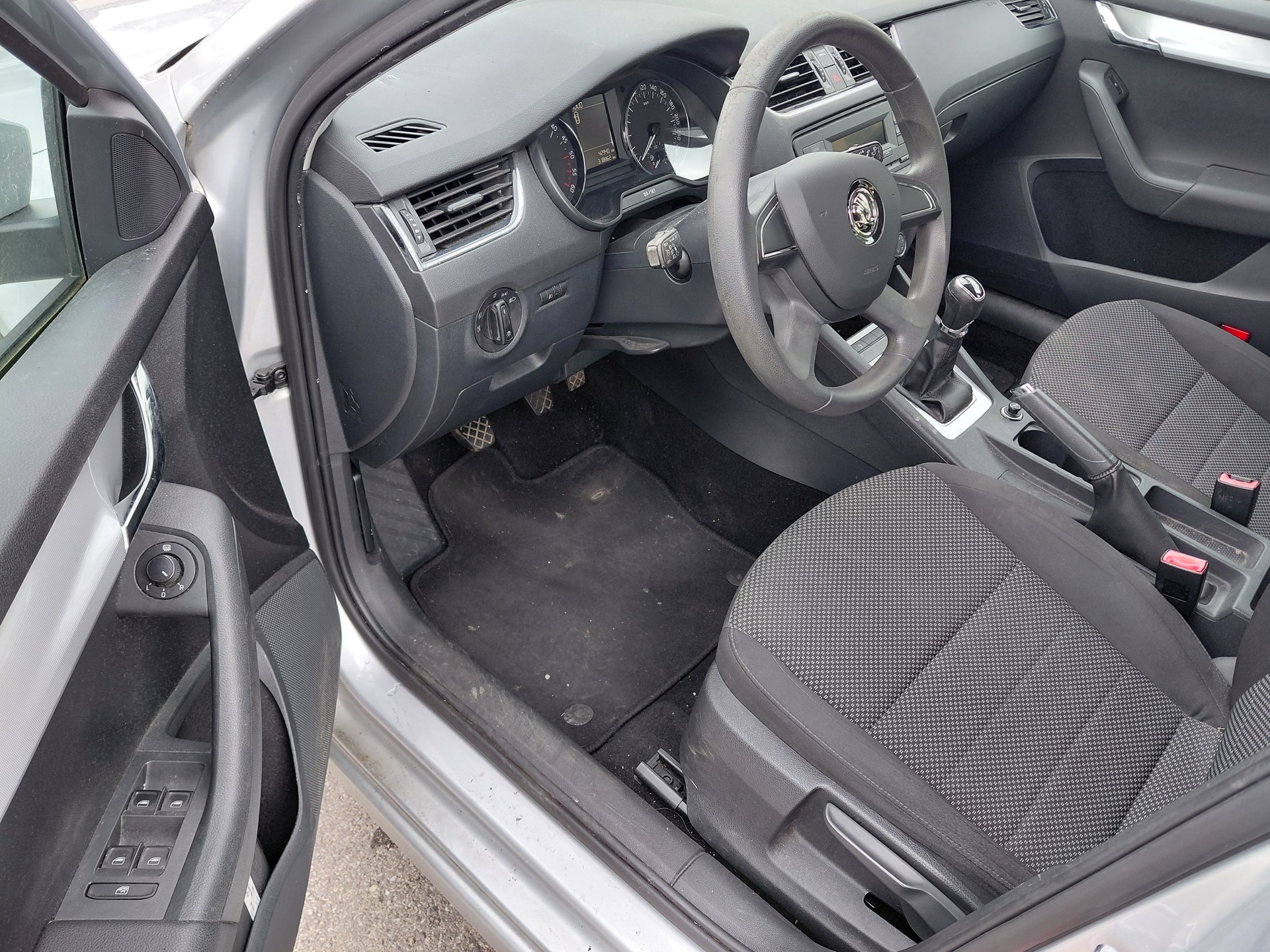 SKODA Octavia Combi 1.6 TDI Elegance 4x4-image-10