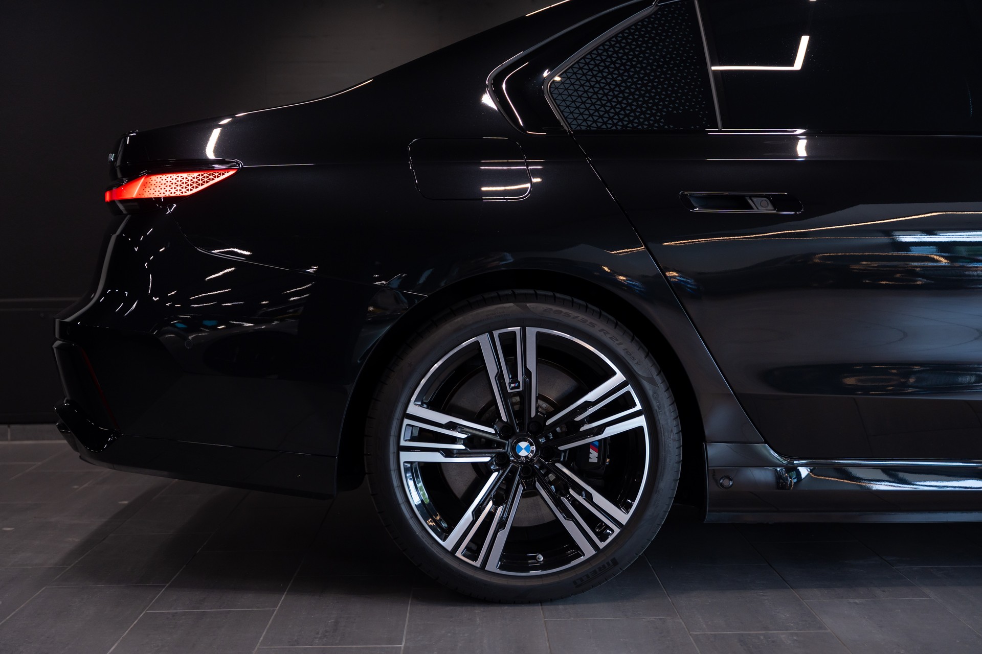 BMW M760e xDrive Steptronic / Panorama-Glasdach Sky Lounge / BMW Curved Display / B&W / Sehr hohe Ausstattung / uvm..-image-3