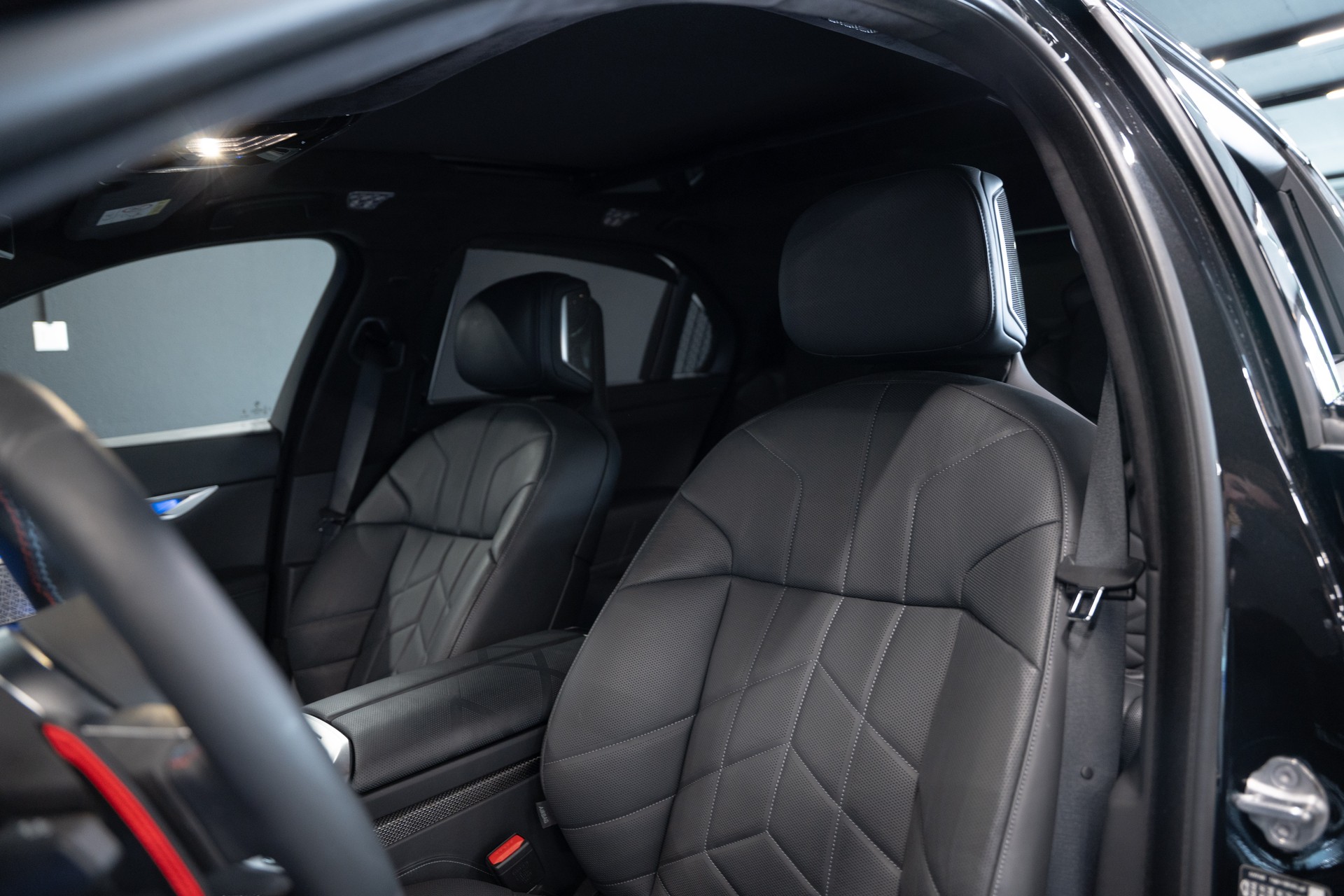 BMW M760e xDrive Steptronic / Panorama-Glasdach Sky Lounge / BMW Curved Display / B&W / Sehr hohe Ausstattung / uvm..-image-10