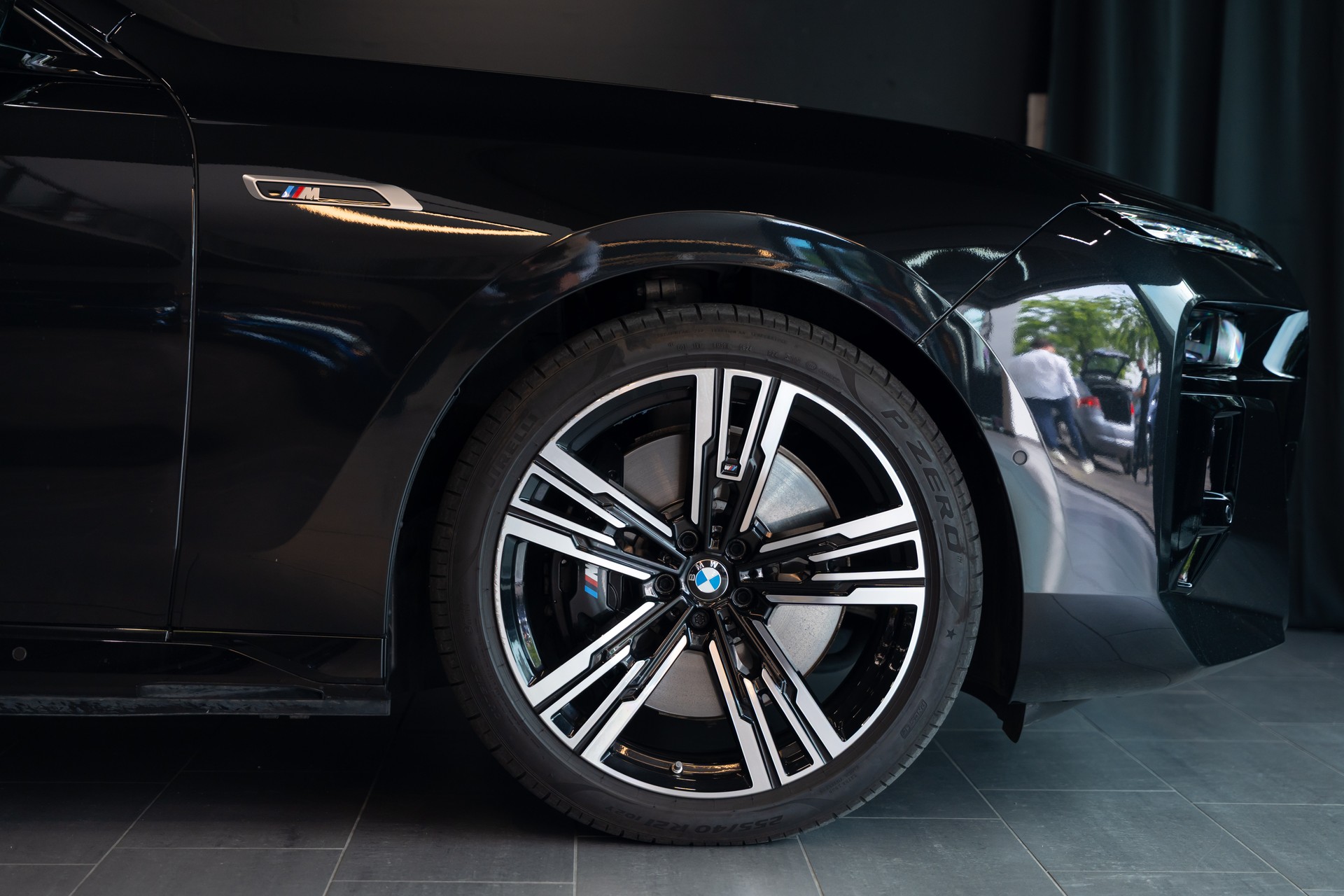 BMW M760e xDrive Steptronic / Panorama-Glasdach Sky Lounge / BMW Curved Display / B&W / Sehr hohe Ausstattung / uvm..-image-2