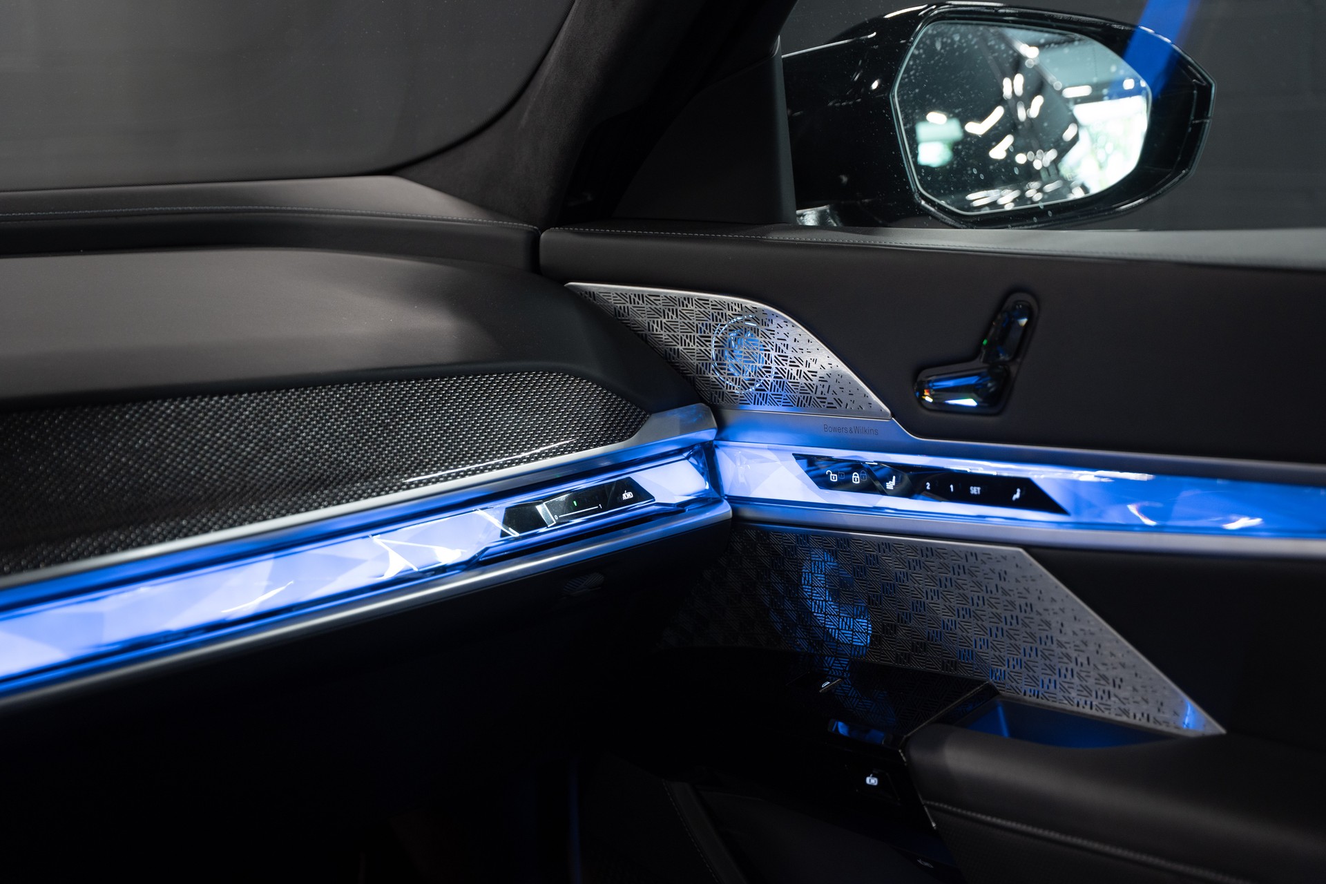 BMW M760e xDrive Steptronic / Panorama-Glasdach Sky Lounge / BMW Curved Display / B&W / Sehr hohe Ausstattung / uvm..-image-13