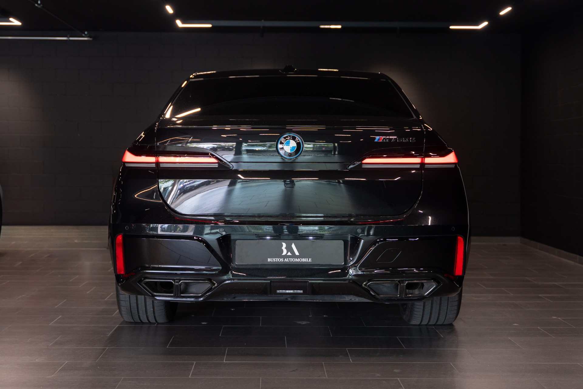 BMW M760e xDrive Steptronic / Panorama-Glasdach Sky Lounge / BMW Curved Display / B&W / Sehr hohe Ausstattung / uvm..-image-8